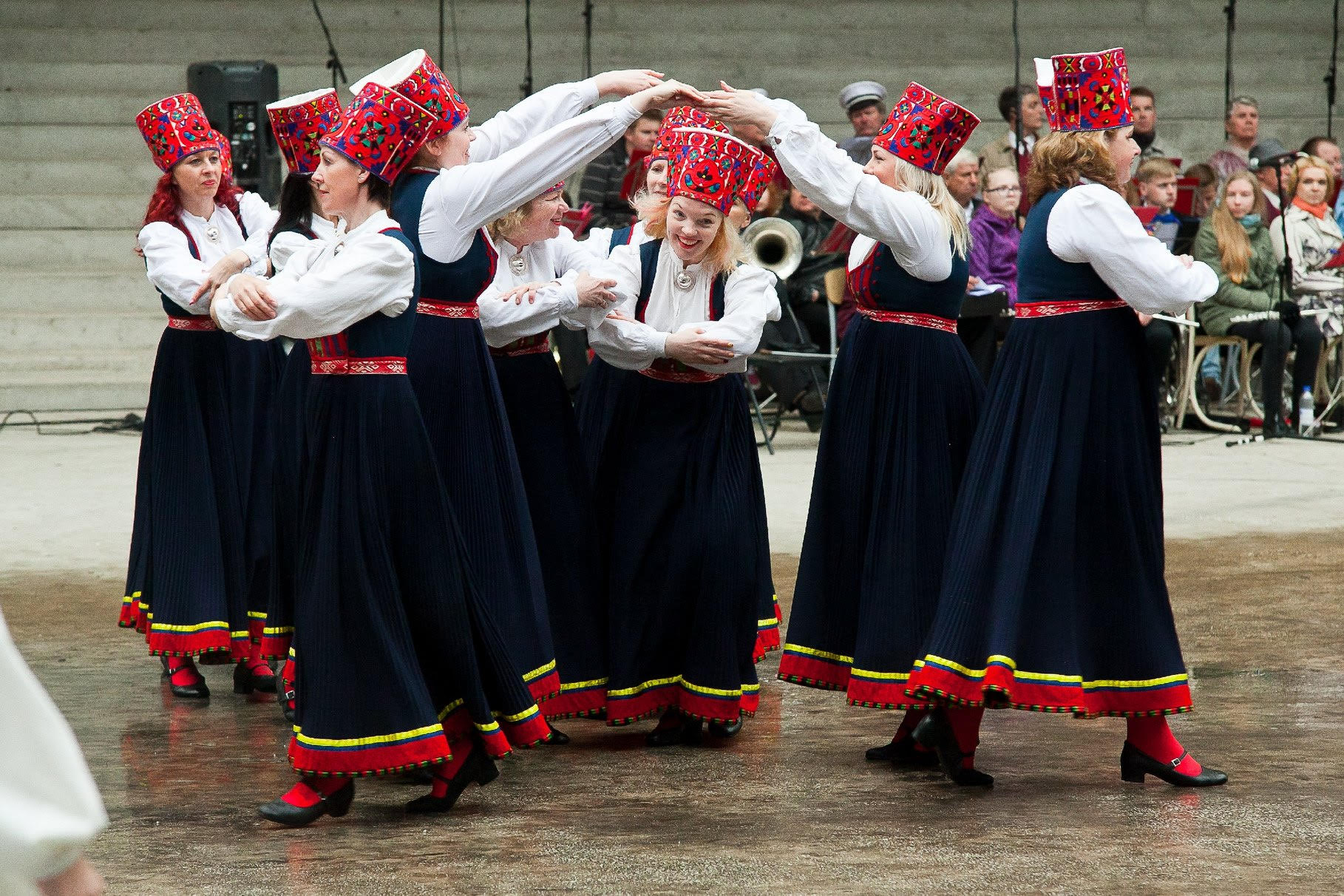 Airi Pütsep (keskel) pugemas naisrühma Viire tehtud väravast läbi. Foto: ERAKOGU