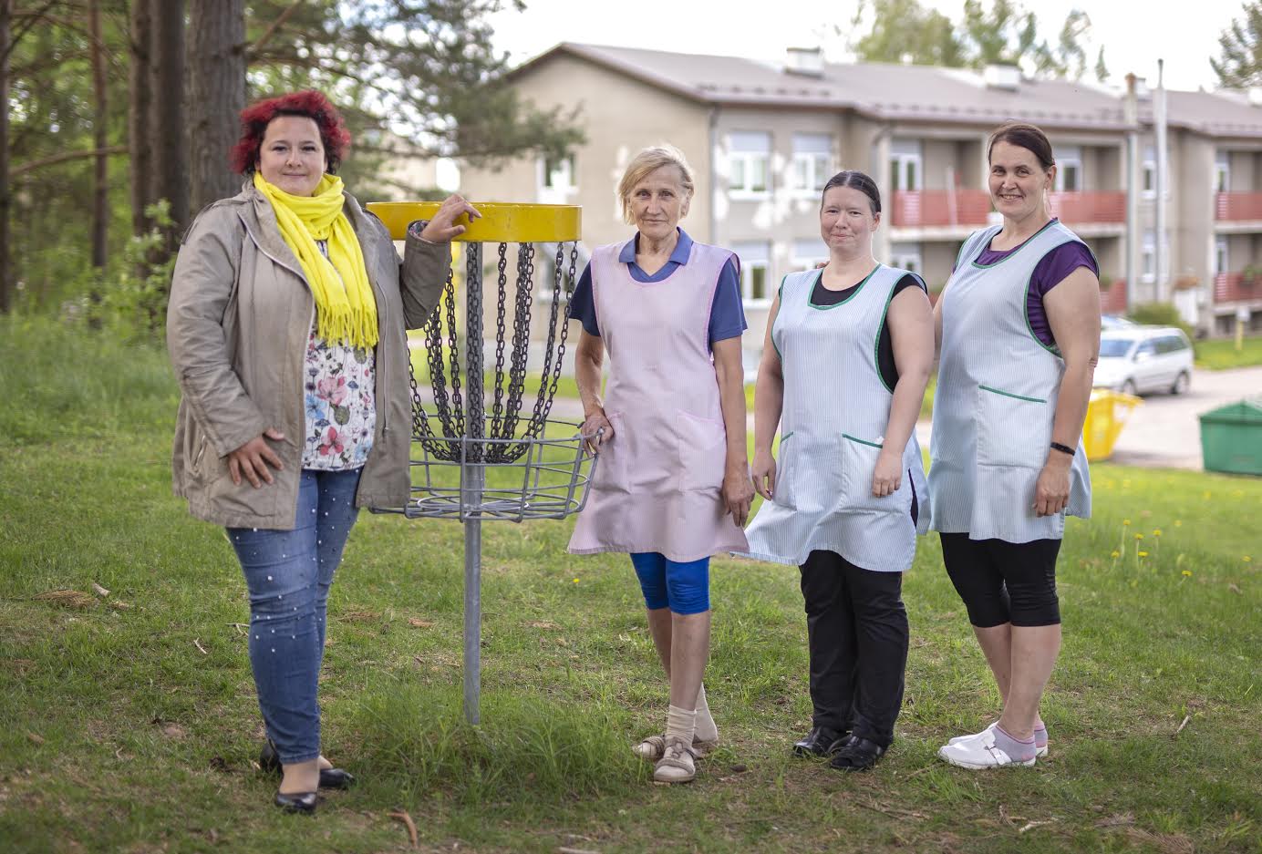 Kääpa sotsiaalkeskuse juhataja Siiri Kartsepp (vasakult) ning keskuse töötajad Karin Lepist, Egle Vaher ja Airi Grossberg tegutsesid eriolukorra ajal terviseameti juhiste kohaselt. Foto: AIGAR NAGEL