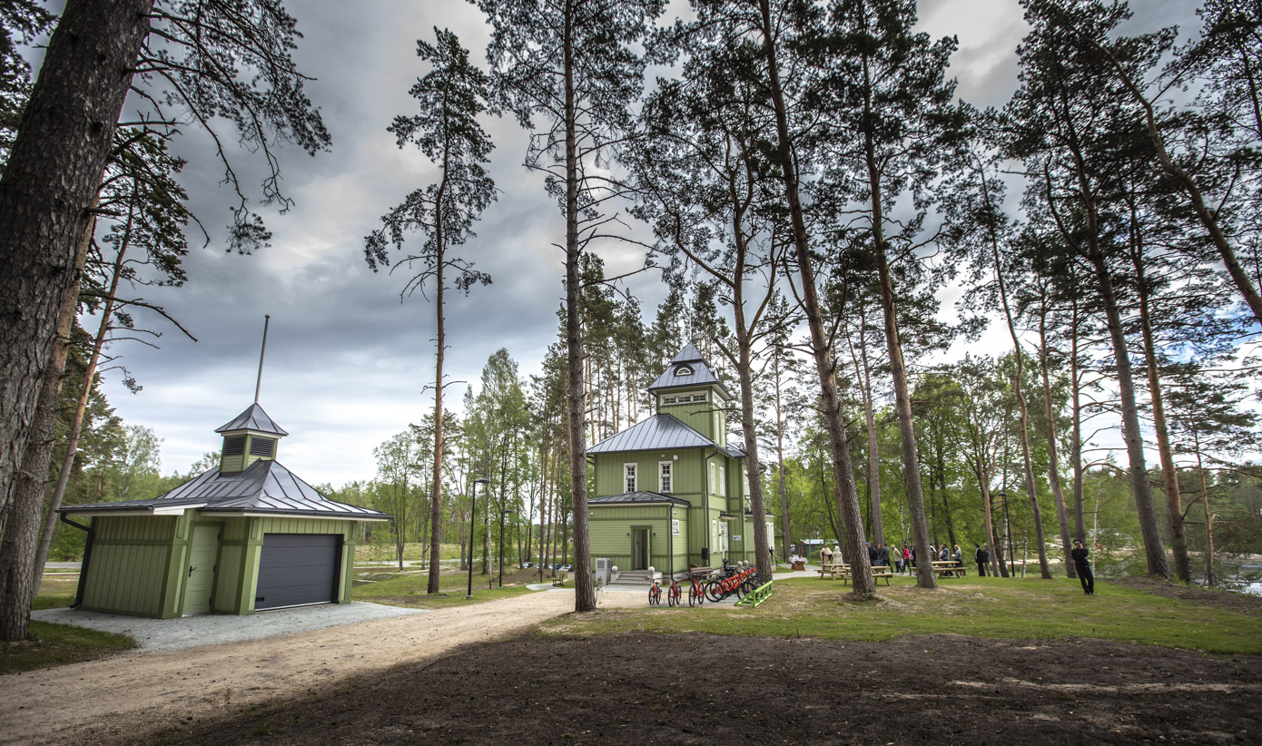 Setomaa vallas asuvad muuseumid liideti üheks asutuseks 2019. aasta alguses ning külastajatele on 2020. aasta suvest alates iga päev lahti neli ekspositsiooni: Värska külastuskeskus – Reegi maja, Värska talumuuseum, Saatse muuseum ja Obinitsa muuseum. 1. juunil toimunud avaüritus Reegi majas toimus väiksemas ringis, kuid ka esimestel külalistel oli võimalik kõikide ekspositsiooniruumidega tutvuda. Samuti on võimalik suvehooajal siitsamast rentida jalgrattaid või paadisõitu nautida. FOTOD: Aigar Nagel