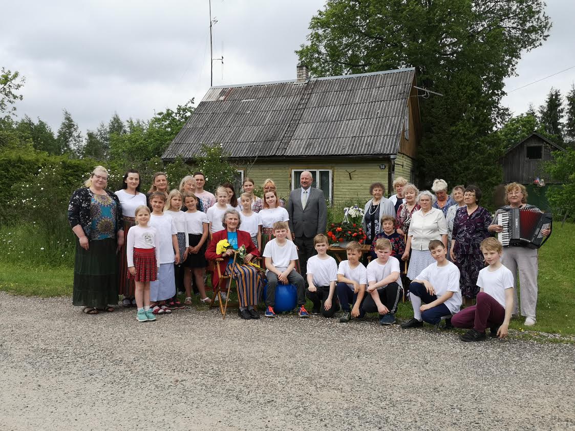 Antsla tantsumemm Laine Uibo külaliste keskel. FOTOD: Liana Allas Antsla tantsumemm Laine Uibo külaliste keskel. FOTOD: Liana Allas