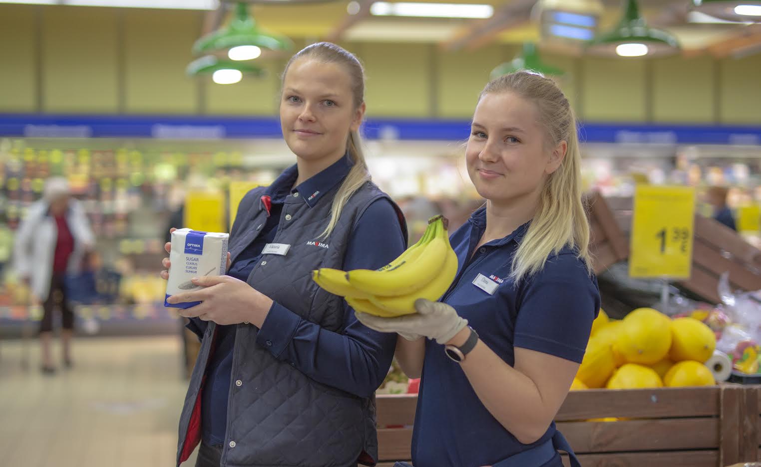 Maximas pakuvad võrulaste ostukorvis populaarset banaani teenindajad Viktoria (vasakul) ja Ülena. Foto: AIGAR NAGEL Maximas pakuvad võrulaste ostukorvis populaarset banaani teenindajad Viktoria (vasakul) ja Ülena. Foto: AIGAR NAGEL