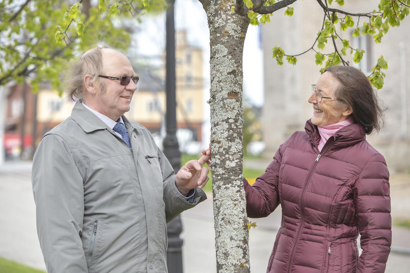 Toivo ja Mai Kurrikoff on koos üles kasvatanud viis poega ja vaatavad möödunud raskustele tagasi rõõmu ja muigega. Foto: AIGAR NAGEL Toivo ja Mai Kurrikoff on koos üles kasvatanud viis poega ja vaatavad möödunud raskustele tagasi rõõmu ja muigega. Foto: AIGAR NAGEL