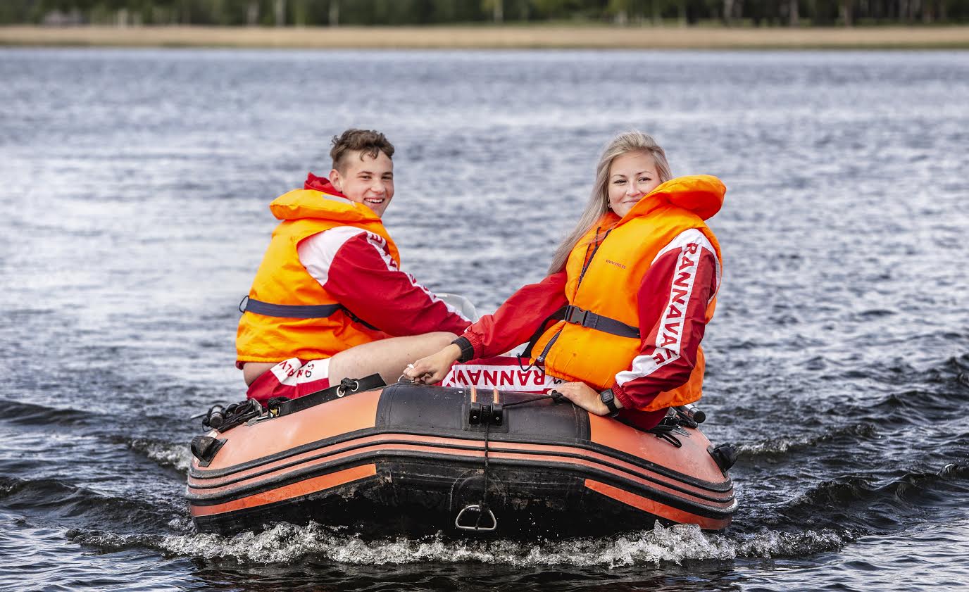 Tristan Krillo ja Kris-Marii Jaansoni jaoks algas esimene tööpäev patrullsõiduga järvel. Rannavalvurite sõnul on tänavu Tamula järve vesi madalam kui mullu ja veetemperatuuriks oli hommikul kõigest 15 kraadi. Foto: AIGAR NAGEL