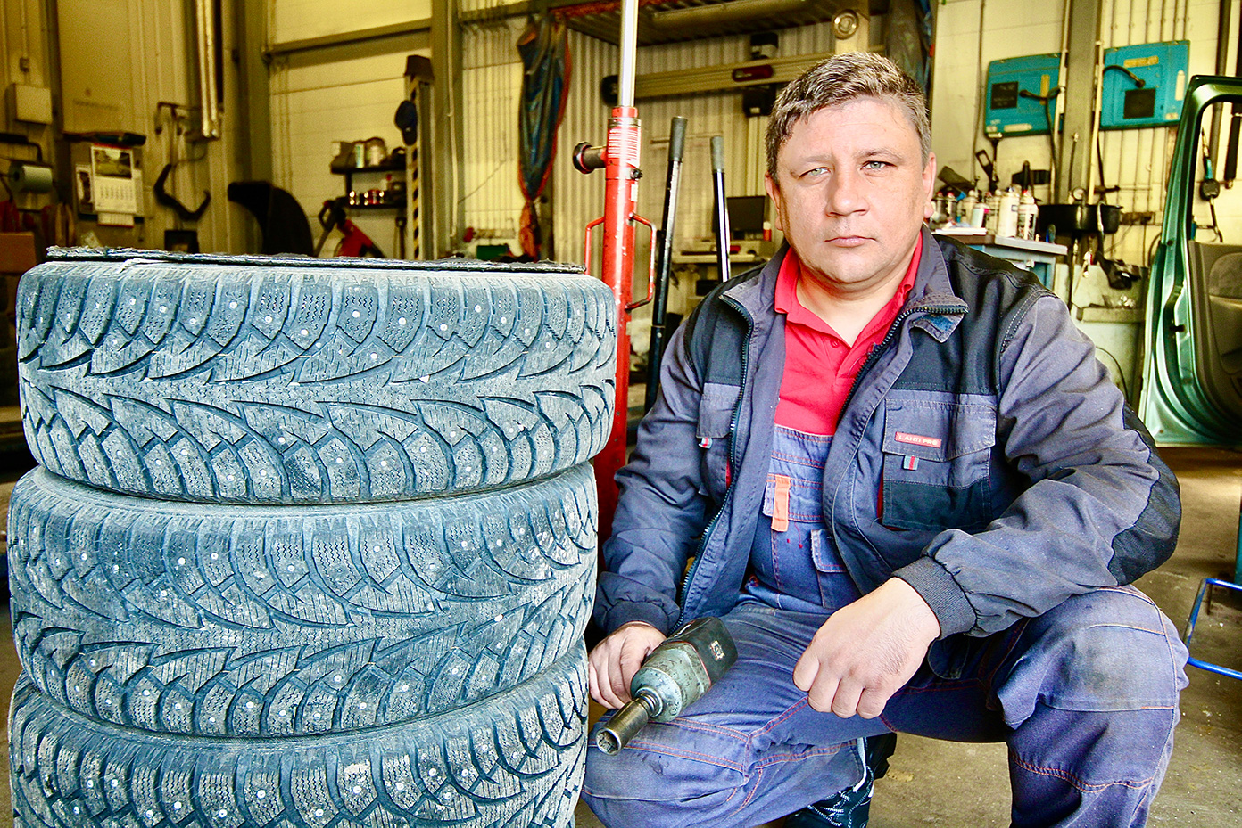 Pihkvalane Vadim Nikitin ei jää hätta ühegi tööga, sest on õppinud automehaanik. Foto: KALEV ANNOM Pihkvalane Vadim Nikitin ei jää hätta ühegi tööga, sest on õppinud automehaanik. Foto: KALEV ANNOM