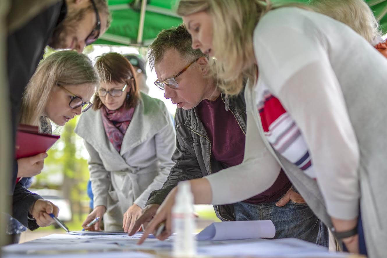 Möödunud neljapäeval kohtusid Võru linna esindajad Jaama tänava elanikega vana raudteejaama ees, et tutvustada esialgset ehitusprojekti ja vajaduse korral teha muudatusi. Foto: AIGAR NAGEL Möödunud neljapäeval kohtusid Võru linna esindajad Jaama tänava elanikega vana raudteejaama ees, et tutvustada esialgset ehitusprojekti ja vajaduse korral teha muudatusi. Foto: AIGAR NAGEL