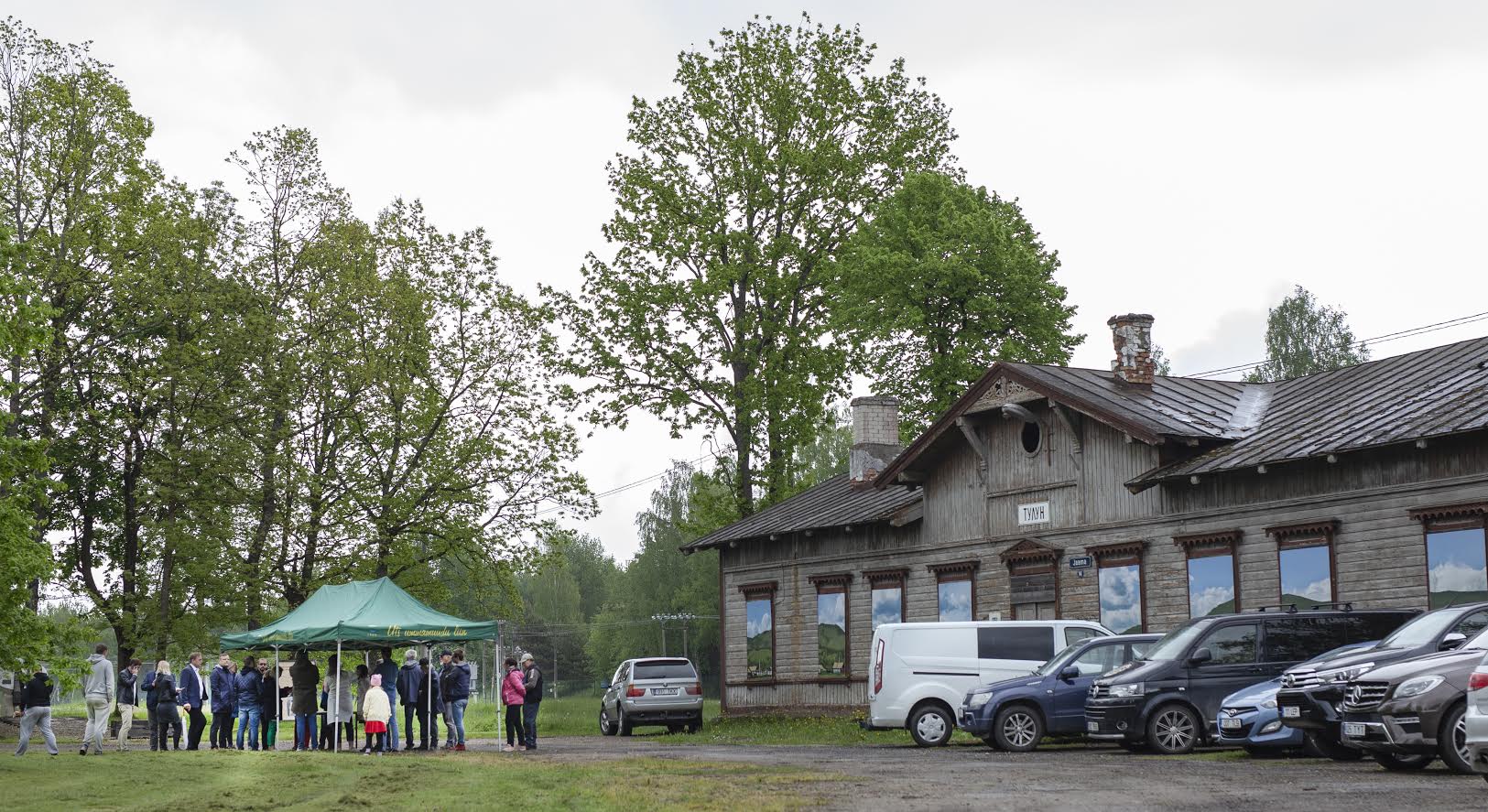 Möödunud neljapäeval kohtusid Võru linna esindajad Jaama tänava elanikega vana raudteejaama ees, et tutvustada esialgset ehitusprojekti ja vajaduse korral teha muudatusi. Foto: AIGAR NAGEL Möödunud neljapäeval kohtusid Võru linna esindajad Jaama tänava elanikega vana raudteejaama ees, et tutvustada esialgset ehitusprojekti ja vajaduse korral teha muudatusi. Foto: AIGAR NAGEL