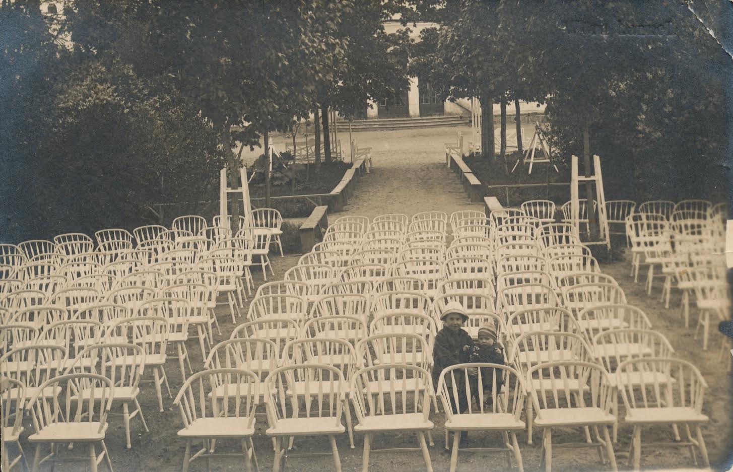 Fotomeenutus aastast 1930, kui Võru Kandle aias olid kasutusel esimesed teisaldatavad õuetoolid. Samu toole kasutati juba aastast 1925. Allikas: VÕRUMAA MUUSEUM