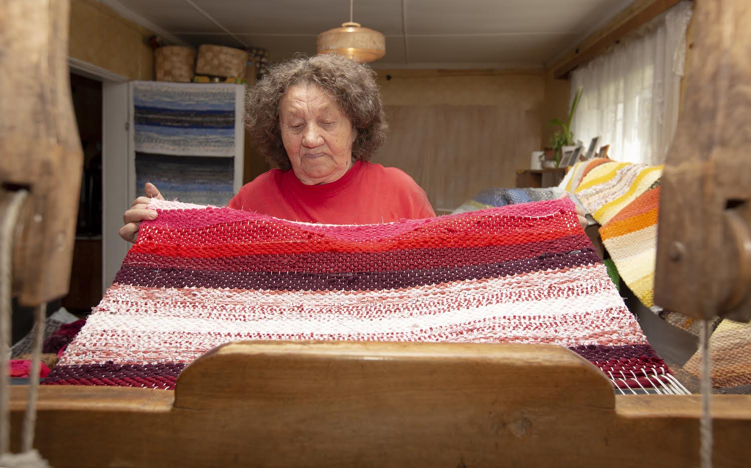 Agronoomist vaibakuduja Aino Bugajeva eelistab toonidest pruuni-kollase-beeži kombot, ka rohelist, punast, sinist ning tumedast heledani minevat varianti, kus keskel on hele. Foto: AIGAR NAGEL