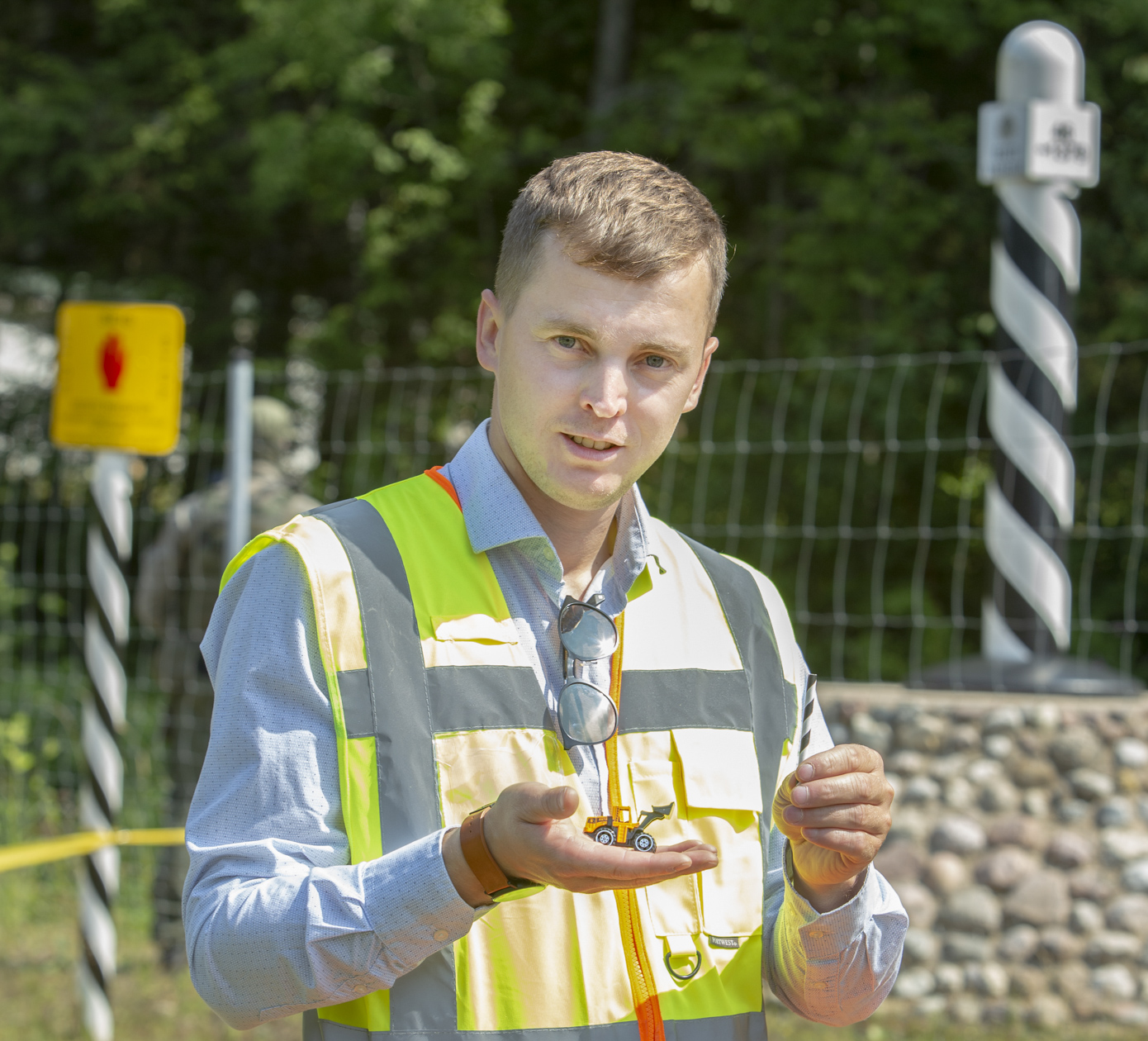 Üks AS GRK Infra projektijuhtidest Allar Maaring eile pärastlõunal Eesti, Läti, Venemaa piiri kolmikpunktis käes sümboolne kopp ning piiripost, mis pärinevad piiriehitustööde algust tähistavalt tordilt. Tordi idee autoriks oli PPA ürituste korraldaja Teele Seire ning teostajaks Kairi Koemets.