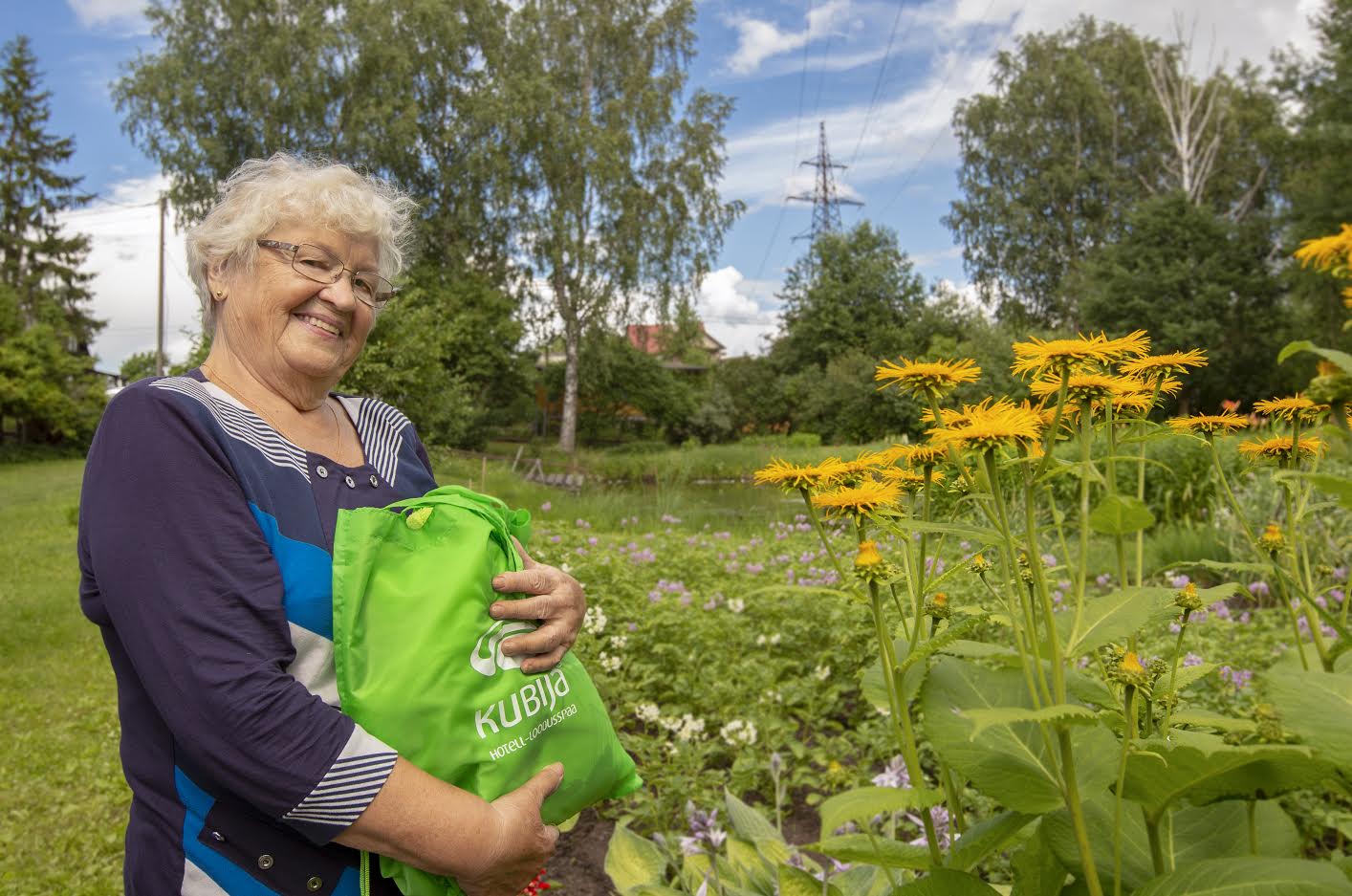 Rõõmsameelne Anne Taro oma aiamaal kasvavate lillede keskel. Foto: AIGAR NAGEL