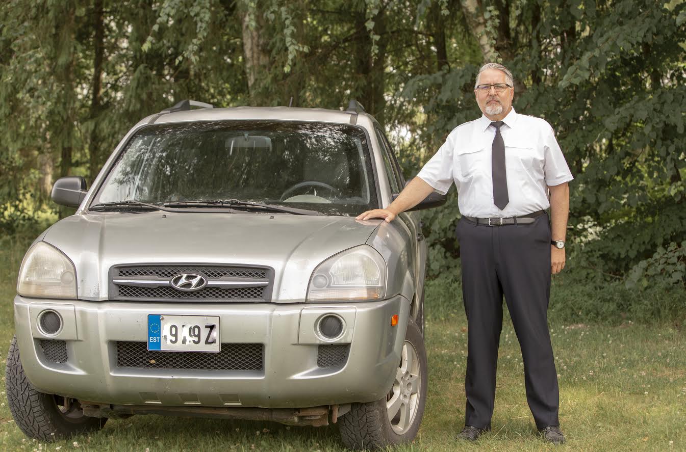 Jüri Pallo oma isikliku sõiduauto, halli Hyundai Tucsoniga, millega ta 3. juulil ootas samal ajal Paju ristmikul. Foto: AIGAR NAGEL