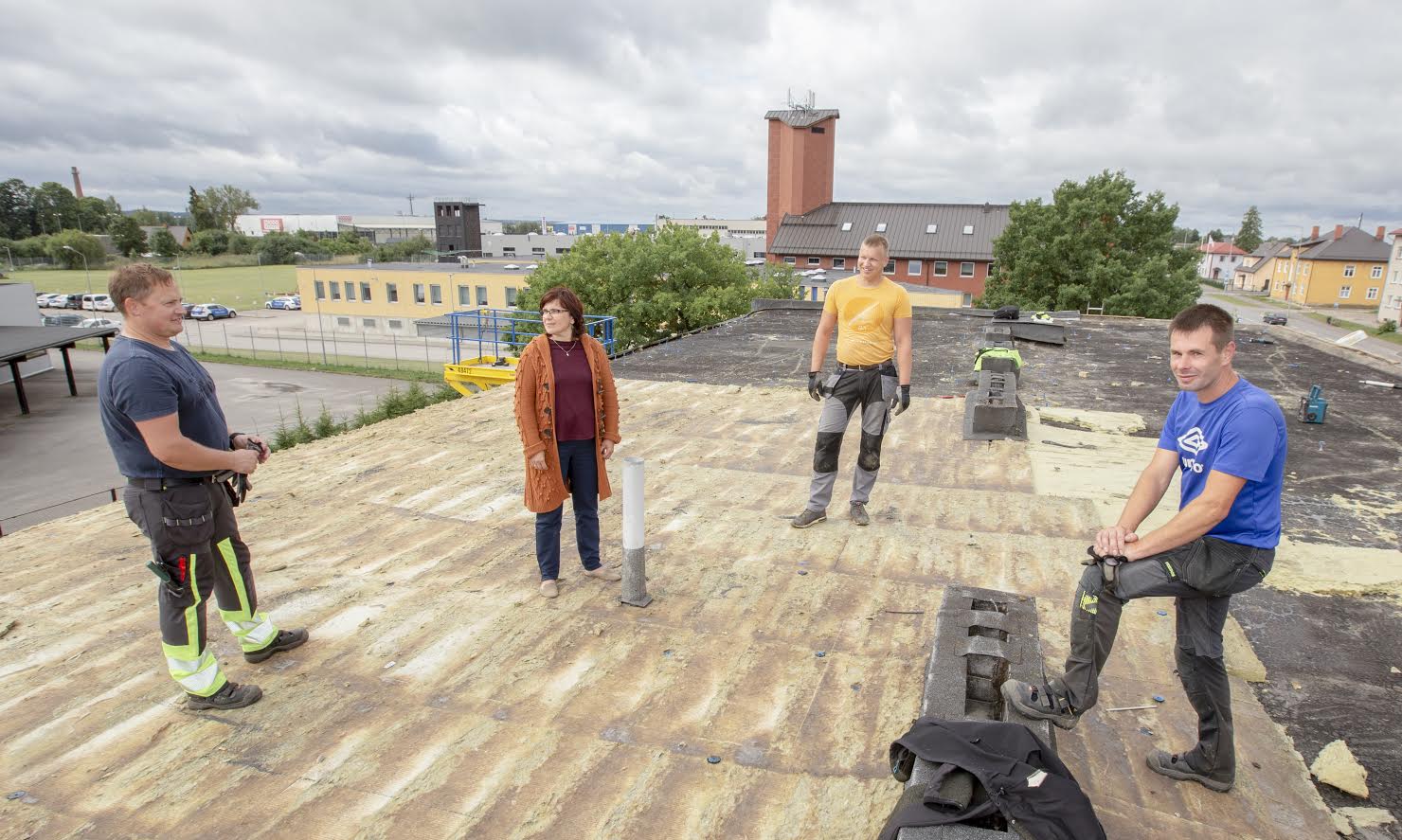 Kagukatuse meeskond ja Nöörimaa tugikodu direktor Maarika Loodus eile ennelõunal tugikodu katusel kahjusid likvideerimas ja uusi plaane tegemas. Foto: AIGAR NAGEL