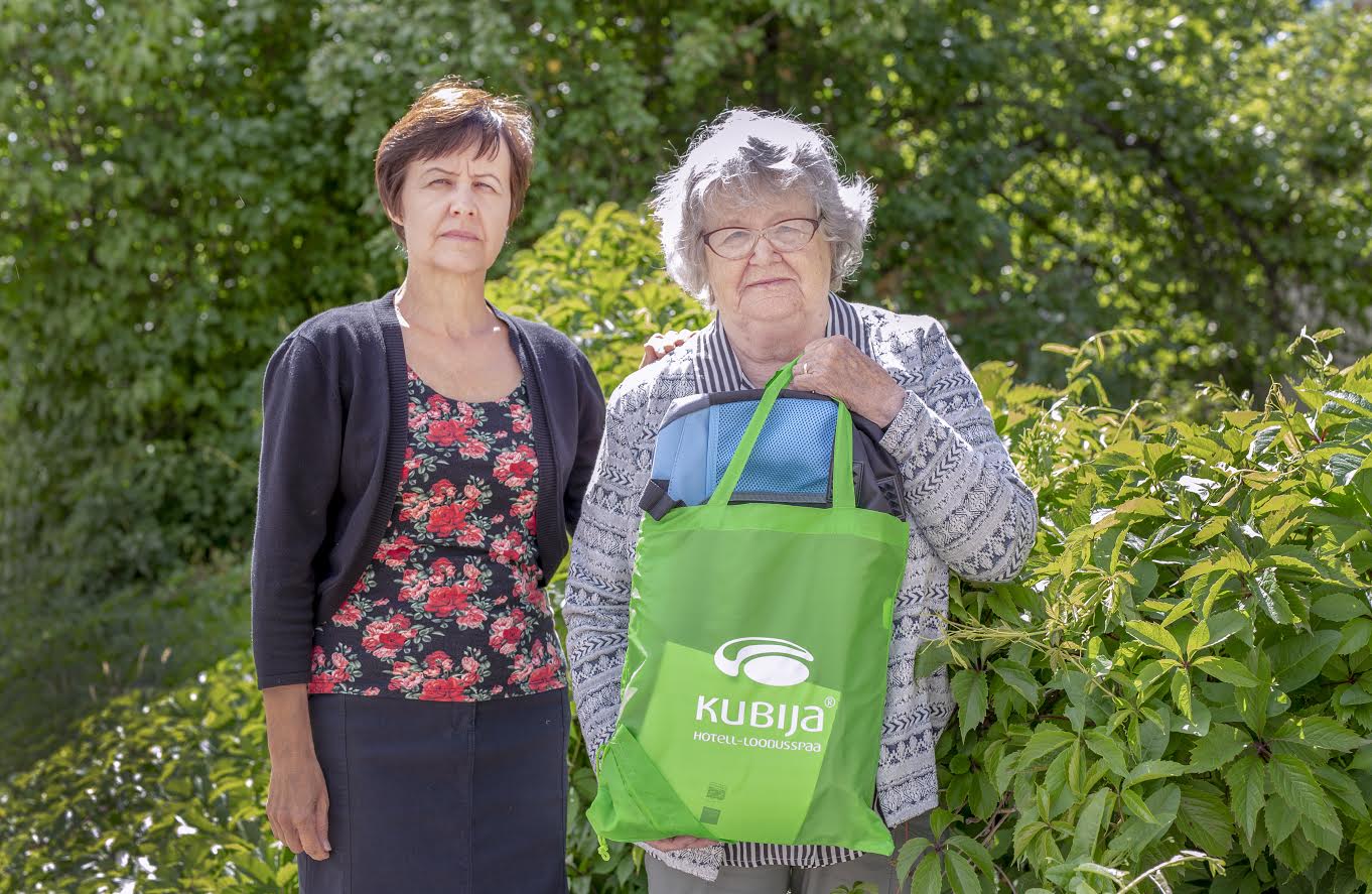 Maia Saar koos tütar Mairega (vasakul), kes elab Tartus ja kiidab, et Võru läheb aastatega järjest ilusamaks. Foto: AIGAR NAGEL
