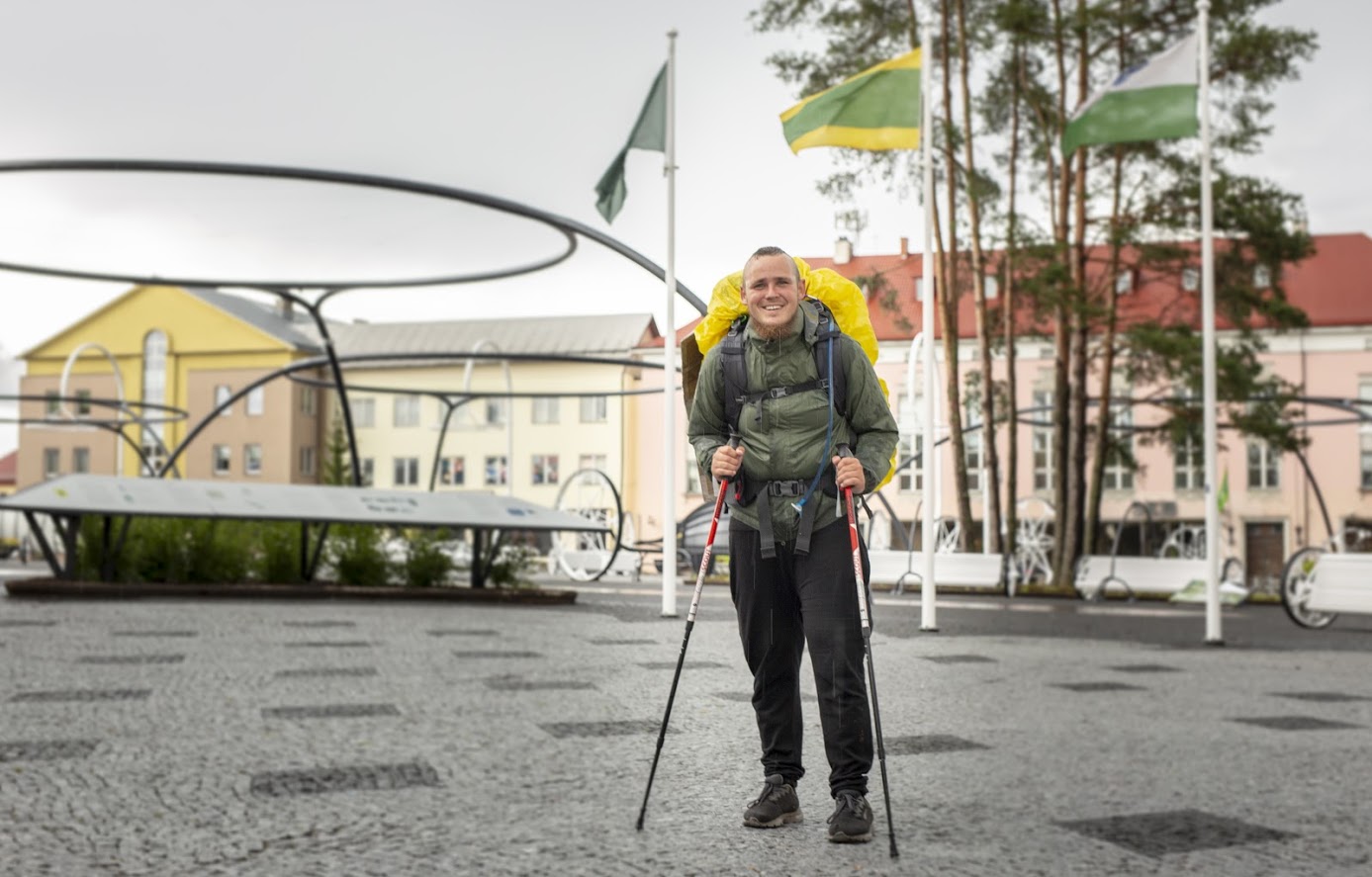 „Tunne on märg ja valus!” kirjeldas Haapsalu mees oma emotsioone eile kell 15.55 läbi vihmasaju sihtkohta, Võru keskväljakule jõudes. Foto: AIGAR NAGEL