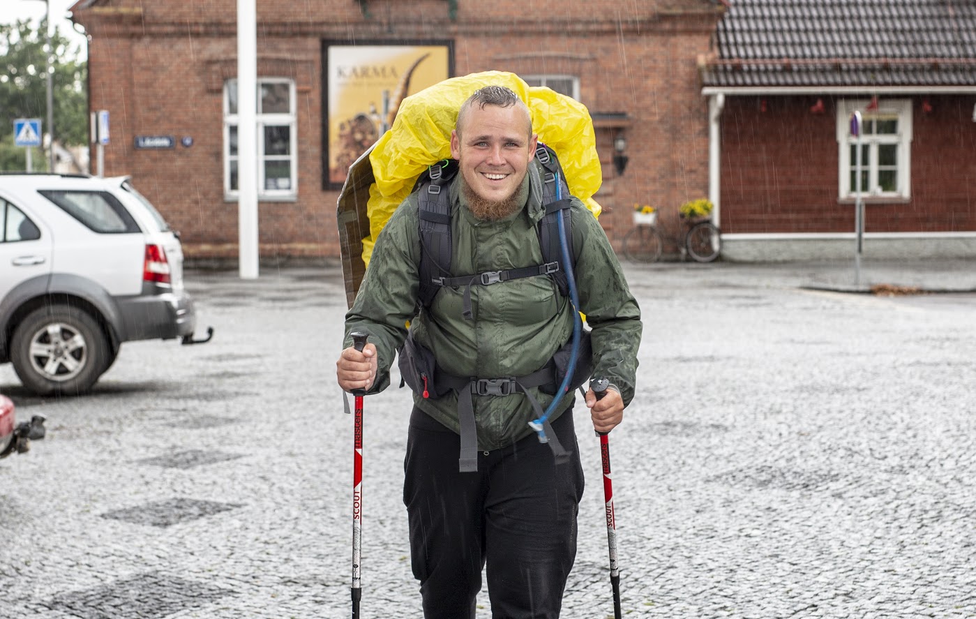 „Tunne on märg ja valus!” kirjeldas Haapsalu mees oma emotsioone eile kell 15.55 läbi vihmasaju sihtkohta, Võru keskväljakule jõudes. Foto: AIGAR NAGEL