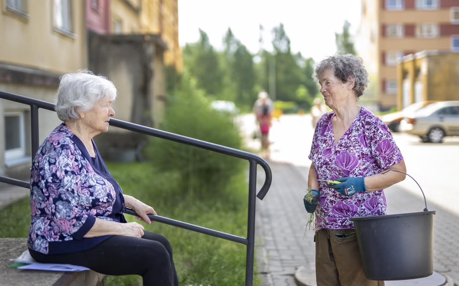 Koristustöid tegev Nadežda Bukrejeva (pildil paremal) ja Jüri 80 maja elanik Tamara arutavad parasjagu kortermajas olevate olmemurede üle. Foto: AIGAR NAGEL