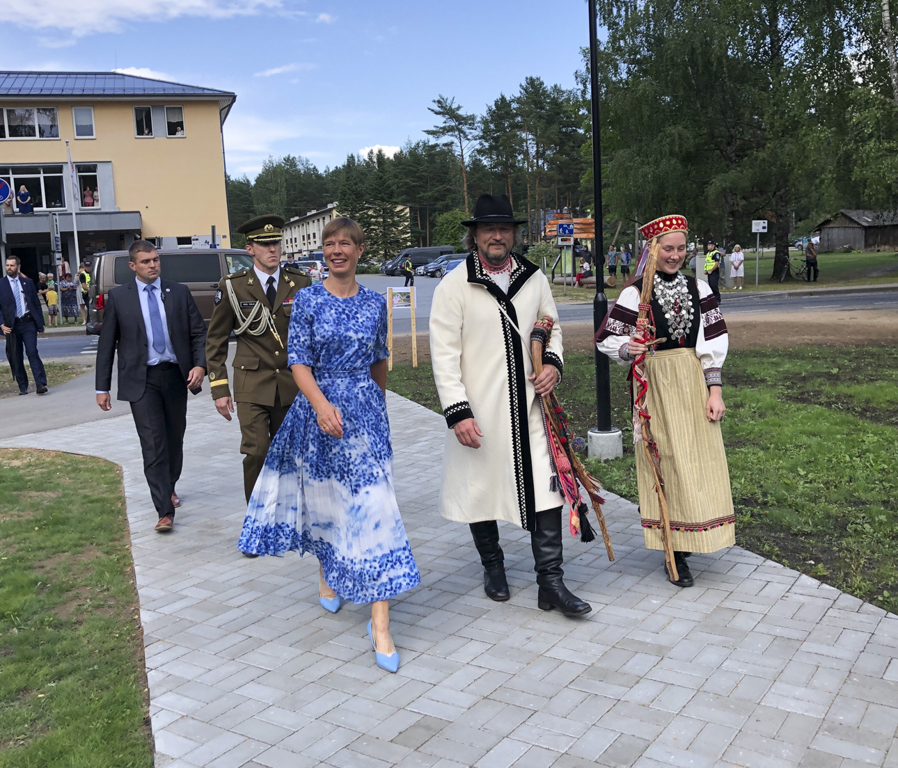 President Kersti Kaljulaidi võttis soojade tervitustega vastu Setomaa ülemsootska Rein Järvelill (keskel). FOTOD: Kadi Annom