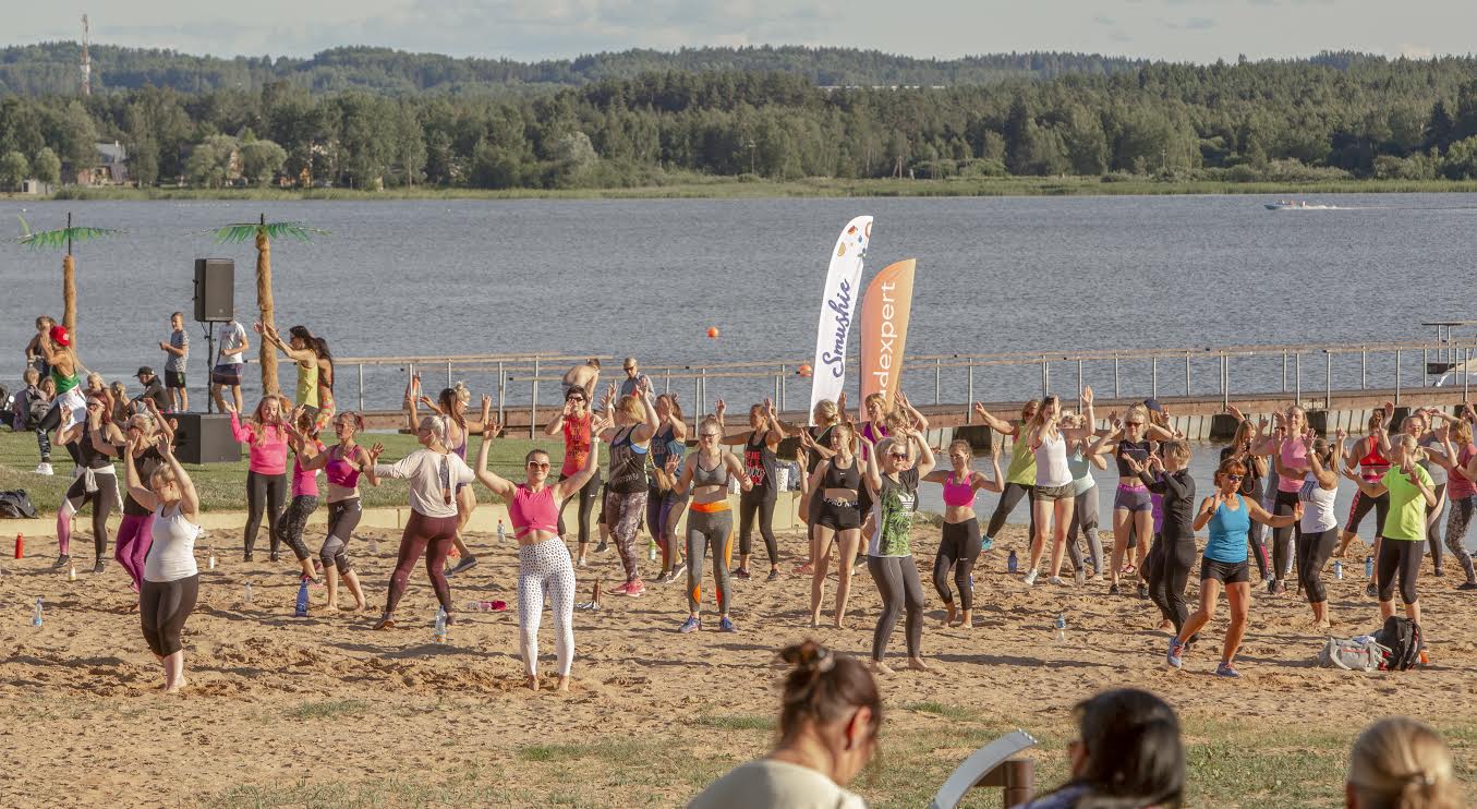 Juba kuuendat aastat toimunud Tamula Rannazumba meelitab kohale järjest rohkem tantsusõpru ning alguses keerulisena tunduvad tantsusammud tulevad järjest paremini välja. Foto: AIGAR NAGEL