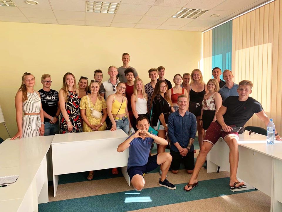 Tartu ülikooli tudengid kogusid Võrumaal Antslas juuli alguses kahel päeval lastefondi heaks püsiannetusi. Foto: ERAKOGU