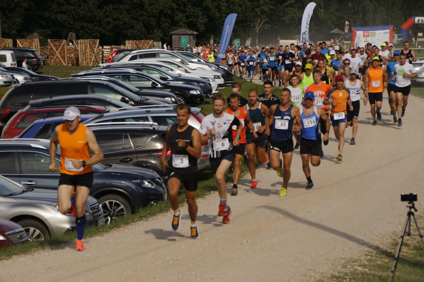 Uhtjärve jooks tõi pühapäeval Nõiariiki umbes tuhatkond inimest. Keda sportima, keda korraldama ja keda kaasa elama. Foto: KÜLLI LEOLA