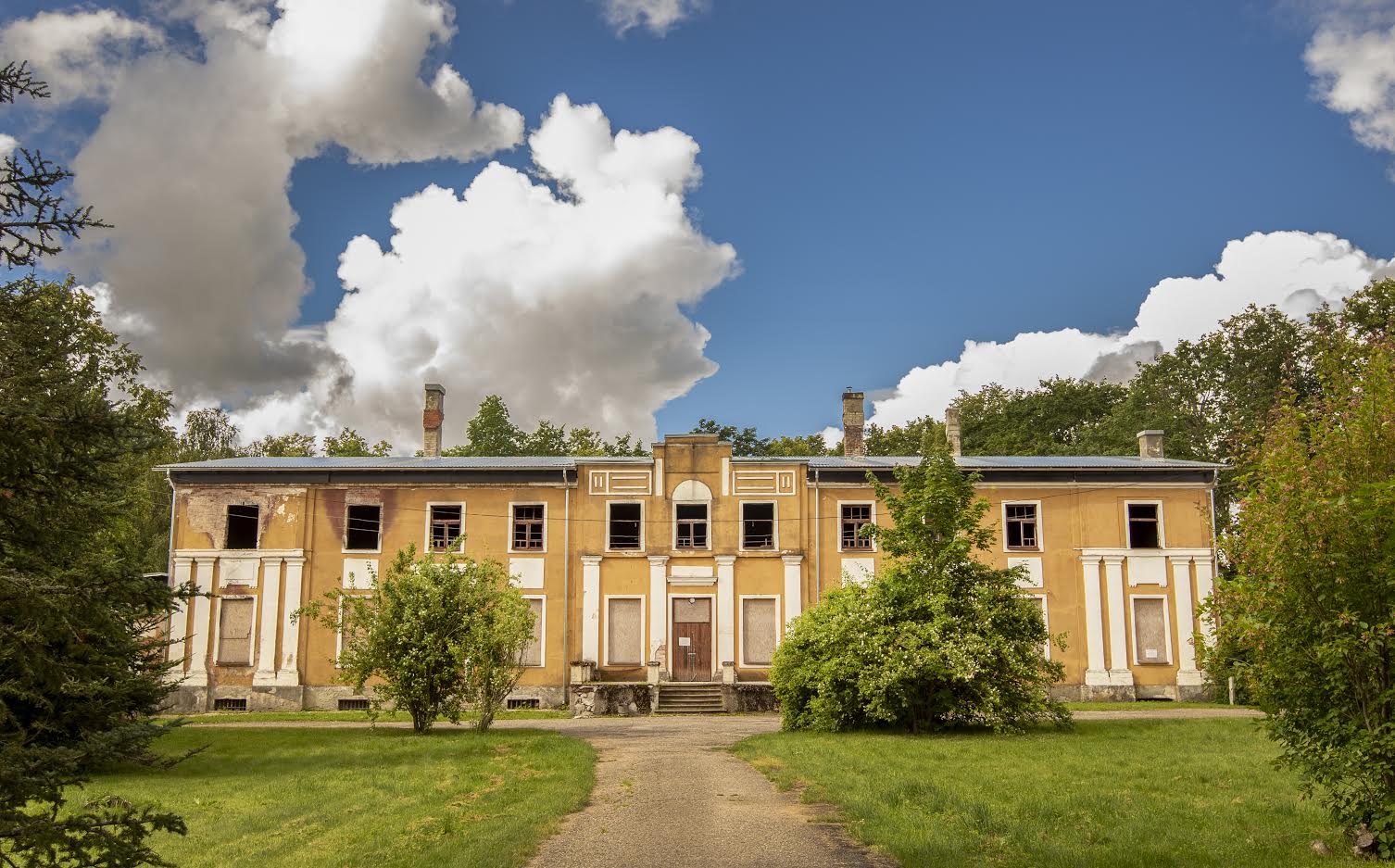 08.07.2020  Väimela mõis on tuleroaks langenud ka varem: 1919. ja 1950. aastal. Kohalikud elanikud usuvad ja loodavad, et hoonele leitakse hea omanik, kes selle eest ka hoolt kannab. Foto: AIGAR NAGEL