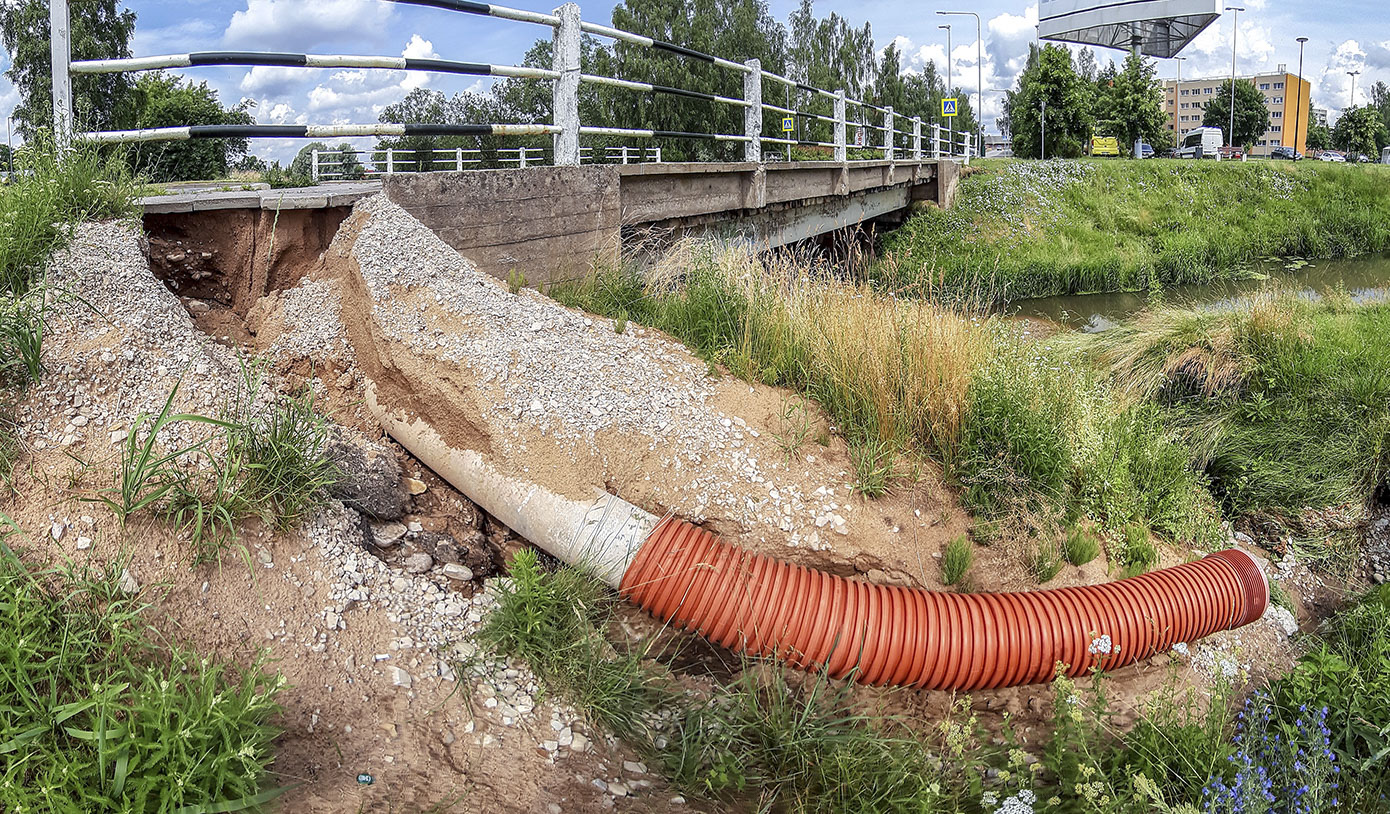 Esmaspäeva hommikuks oli Vabaduse tänava silla kõnnitee jälle kokku varisenud ja silla all laiutas suur auk. Silla kapitaalsest remontimisest on räägitud aastaid, kuid nüüd on linn ideel sarvist haaranud ja esitanud taotluse, et sild järgmisel aastal kapitaalselt ümber ehitada. Foto: AIGAR NAGEL