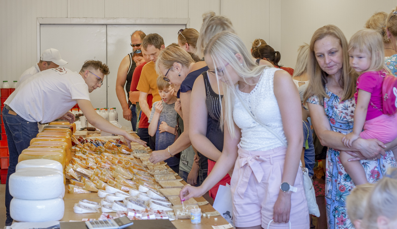 Nopri talumeierei pood täies hoos kauplemas. Sagimist oli küllaga, aga õnneks kraami, mida osta sai, jätkus kõigile. FOTOD: Aigar Nagel