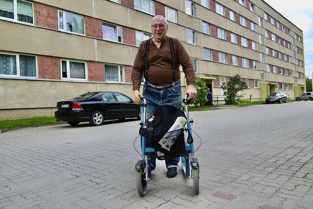 Peaaegu kahe meetri pikkune Ivar Hillep oma kodumaja ees. Foto: KALEV ANNOM