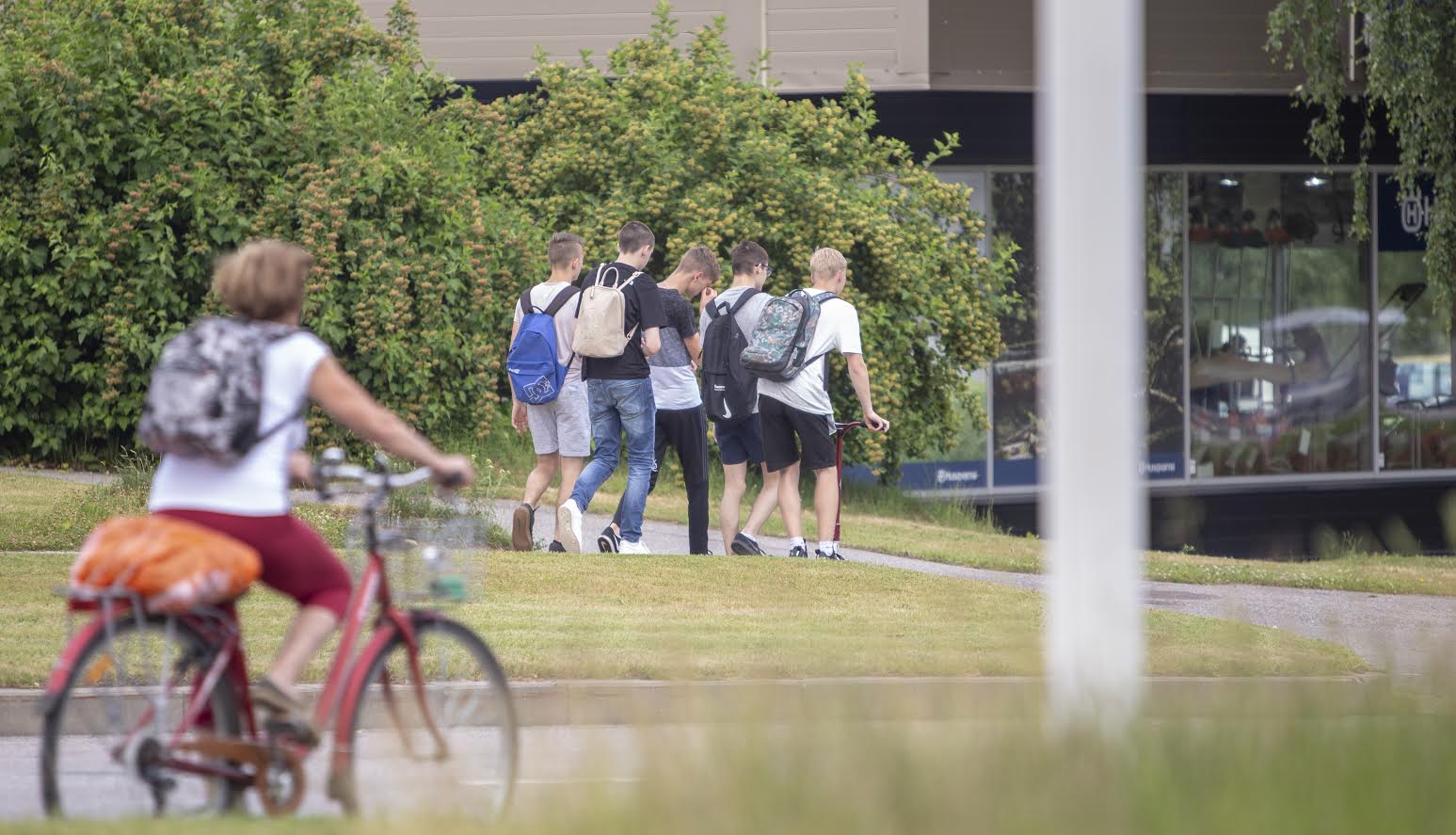 Suvel leiavad noored kergemini tööd maleva kaudu, kes teevad tihedamat koostööd erasektori tööandjatega. Aga on ka noori, kes sel suvel omale tööd ei leia kas seadusest tulenevate piirangute tõttu või kes seda lihtsalt ei soovi. Foto: AIGAR NAGEL