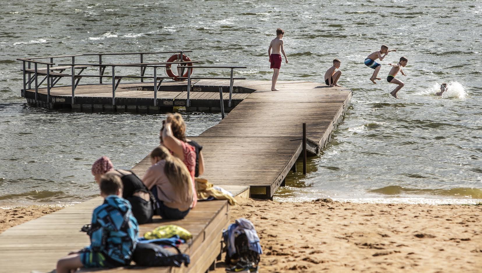 Tamula järve äärde tehtud väljakutse peale aitasid päästjad veest välja joobes mehe. Foto: AIGAR NAGEL