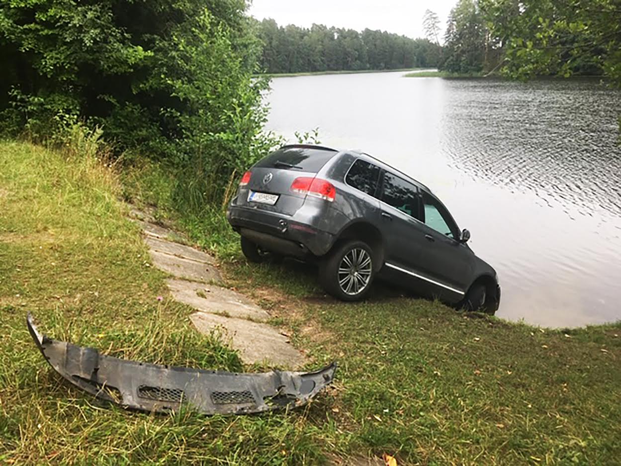 Veel eile lõuna ajal seisis värskelt omanikku vahetanud sõiduk õnnetult Verijärve supluskohas ninapidi vees. Foto: LUGEJA FOTO