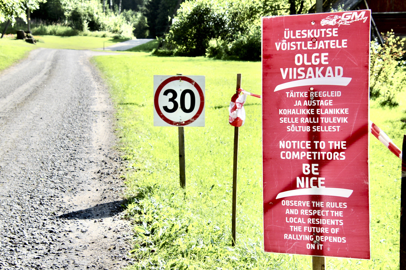 Kiiruskatse alguses kutsutakse võistlejaid olema viisakad, sest sellest oleneb ka ralli tulevik. FOTOD: Kalev Annom