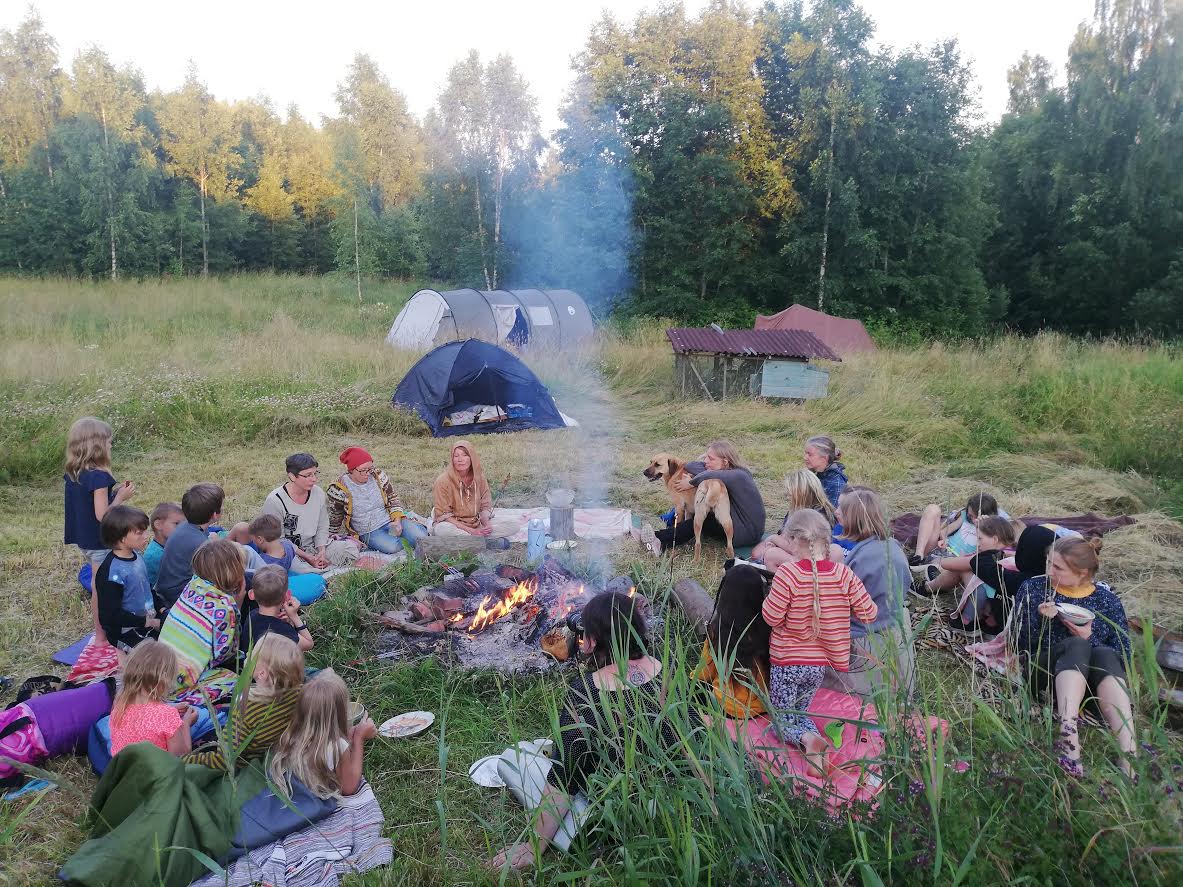 Muinasjutuvestmise õhtu, mida juhendas Triinu Guerrin. Animatsiooni jaoks meisterdati ka savist tegelasi. Fotod: HELEN EHANDI