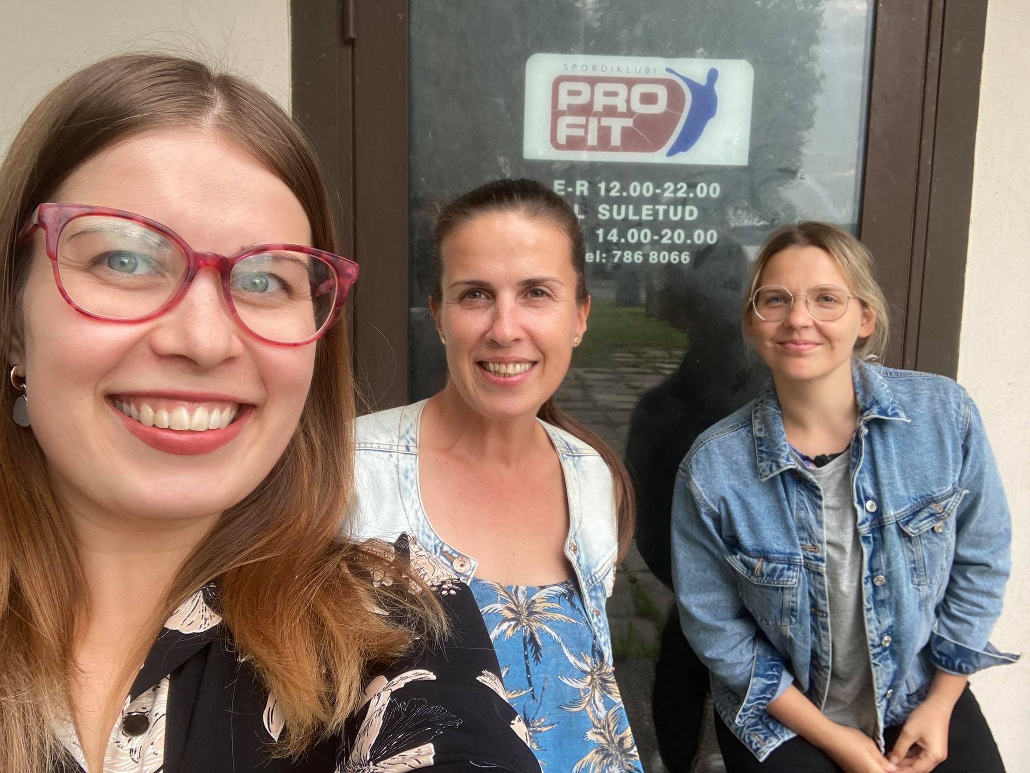 Võru spordikeskuse endised rühmatreenerid Kristiina Musto (vasakult), Anneli Musto ja Eliise Abel teatasid augusti algul, et jätkavad sügisel treeninguid endises ProFiti spordiklubis Võrus Kreutzwaldi tänaval. Foto: ERAKOGU