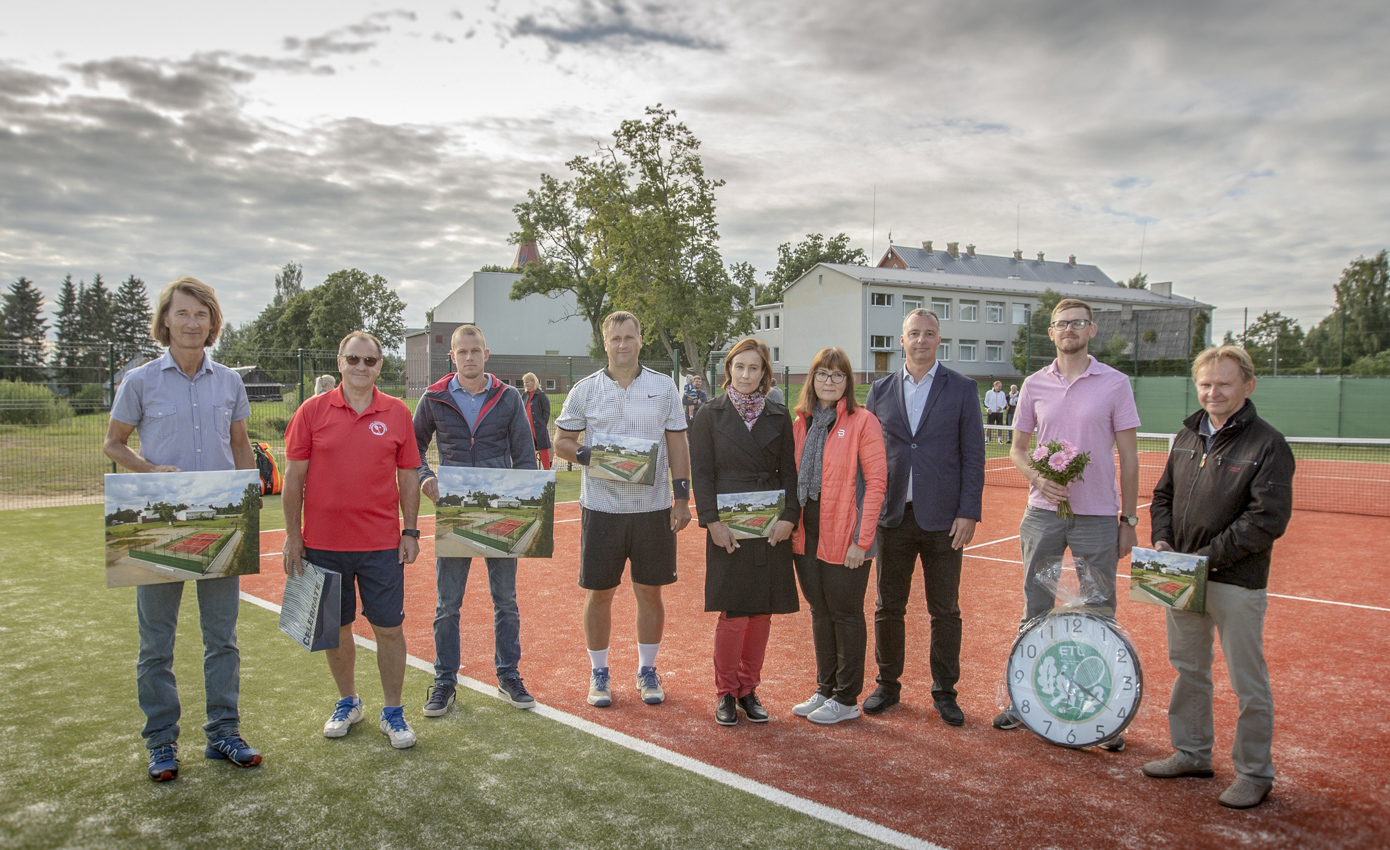 Rõuge tenniseväljaku eestvedajad ja toetajad üheskoos. SA Rõuge Jäähall juhatuse liige Antti Roose (vasakult), Rõuge vallavanem Rein Loik, OÜ MPI Kivipaigaldus juhatuse liige Indrek Papp, Ööbikuoru villa peremees ja Rõuge tenniseentusiast Alar Hõim, MTÜ Võrumaa Partnerluskogu tegevjuht Kerli Kanger ja projektijuht Ülle Urbanik, Eesti Tennise Liidu peasekretär Allar Hint, SA Rõuge Jäähall juhatuse liige Karel Saarna ja ehitusjärelevalvet teinud Urmas Raag. Foto: AIGAR NAGEL