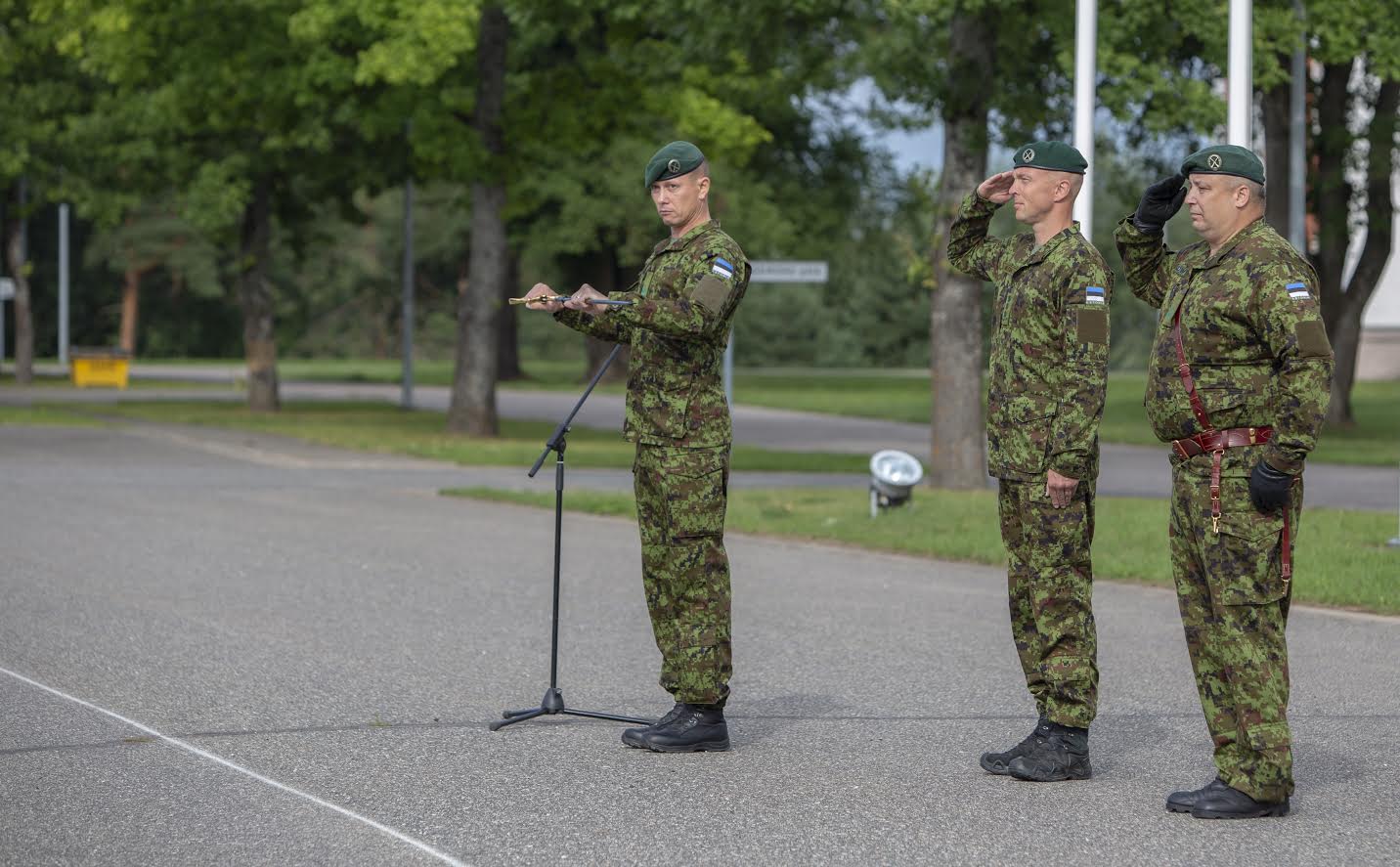 Pidulikul rivistusel andsid 2. jalaväebrigaadi ülem Tarmo Metsa (pildil keskmine) ja senine brigaadiveebel Margus Isotamm brigaadiveebli kohustused üle Helari Pilvele (pildil vasakul). Foto: AIGAR NAGEL