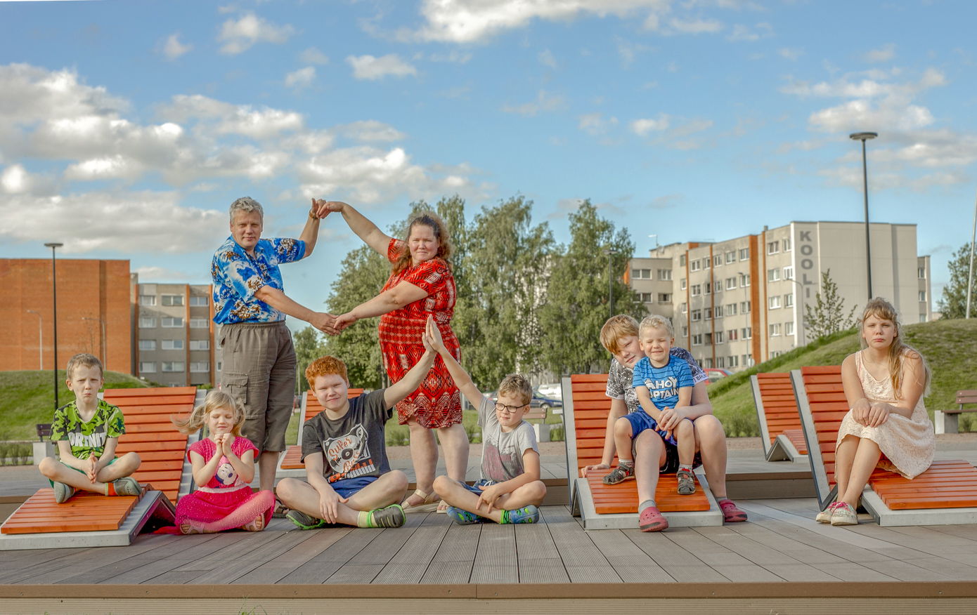 Võru suurpere liikmed ootavad sügisel algavat kooli- ja lasteaia-aastat:  Karl-Samuel (ees vasakult), Sheryl, Enriko, Robert, Tim (süles Tommi) ja Laura. Nende seljataguse eest hoolitsevad pereisa Tiit ja pereema Tiiu. Foto: AIGAR NAGEL