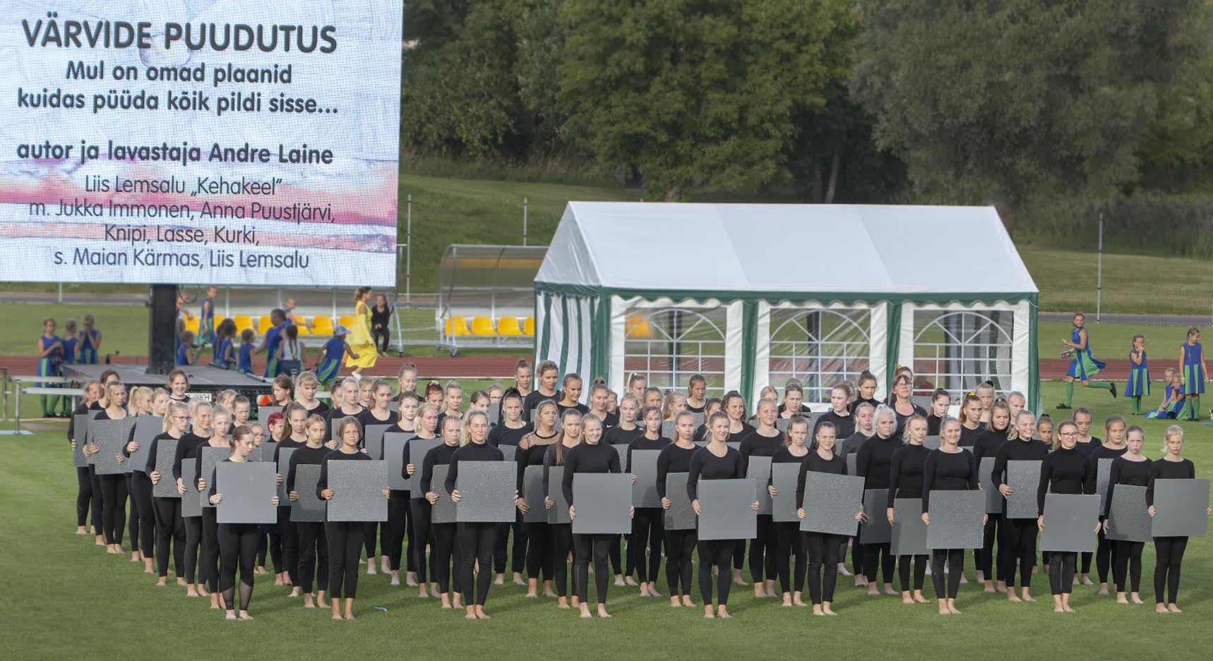 Tantsijad moodustasid iga pala lõpus värvikireva mustri. Pildil hetk enne valikrühmade etteastet, kelle kava kandis pealkirja „Värvide puudutus”. FOTO: Aigar Nagel