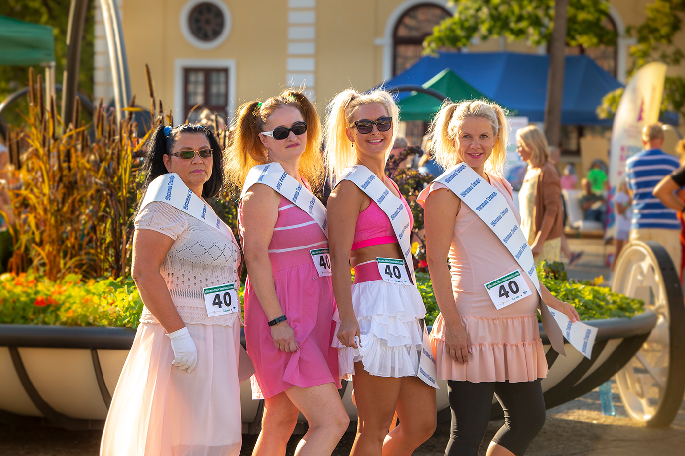 Võrumaa Teataja teatejooksuvõistkond, kes sai stiilsete kostüümide eest eriauhinnaga pärjatud. Margareta Palgi (vasakult), Mari-Liis Piirsalu, Kadi Annom ja Heleri Lakur. FOTO: Aigar Nagel