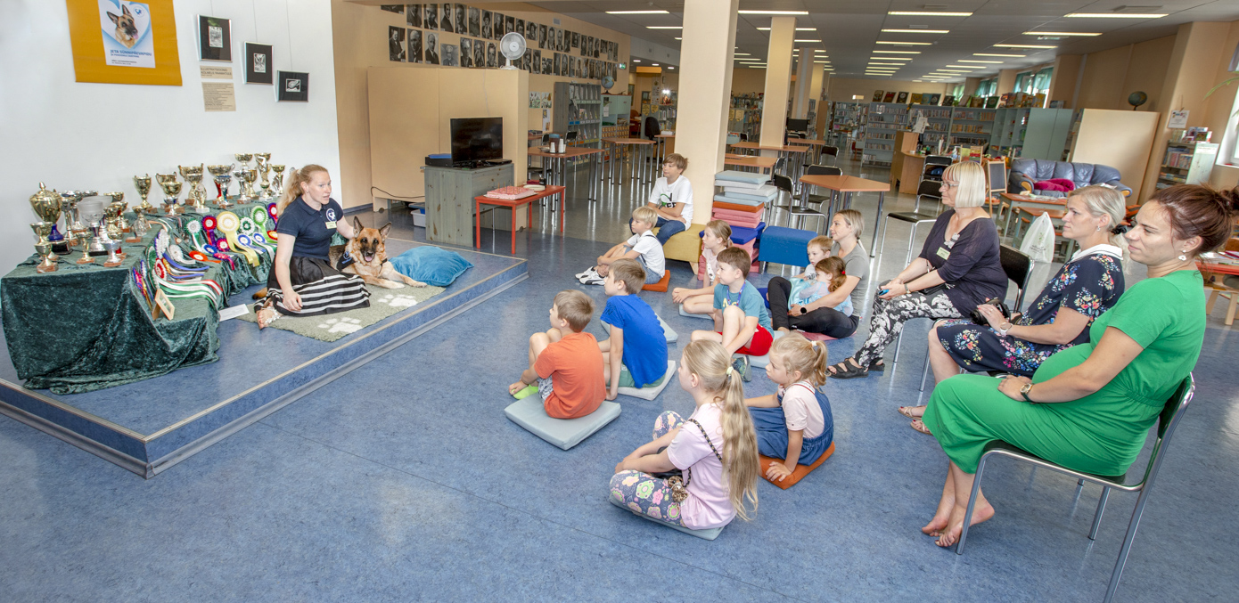 Neli aastat lugemiskoerana töötanud Jeta, passinimega Wunderstern Janetta, nautis oma 12. sünnipäeva ja jättis raamatukogus lugejatega hüvasti. FOTOD: Aigar Nagel