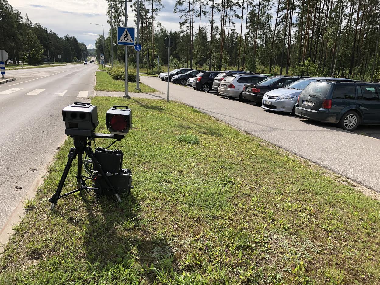 Kiiruskaamera rahustas Võru Kuperjanovi jalaväepataljoni juures liiklust. Enne oli mobiilne kaamera üles seatud Võru linna sissesõidul, Tallinna maanteel. Fotod: KADI ANNOM