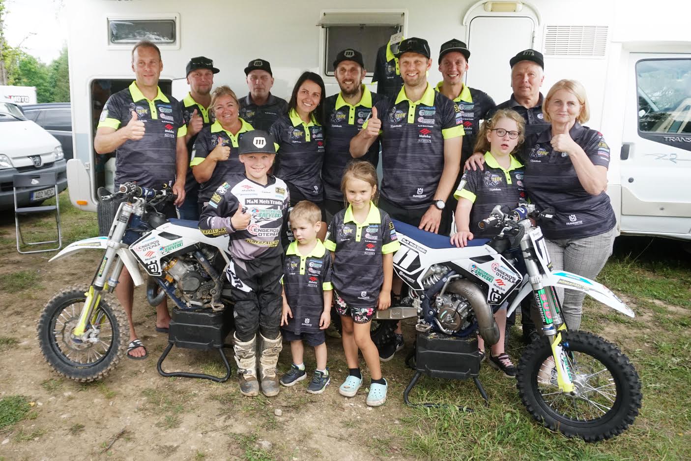 Sõmerpalu motoklubi võidukas motomees Lucas Leok (esireas vasakult esimene) koos oma fännidega. Foto: OÜ VÕRU FOTO