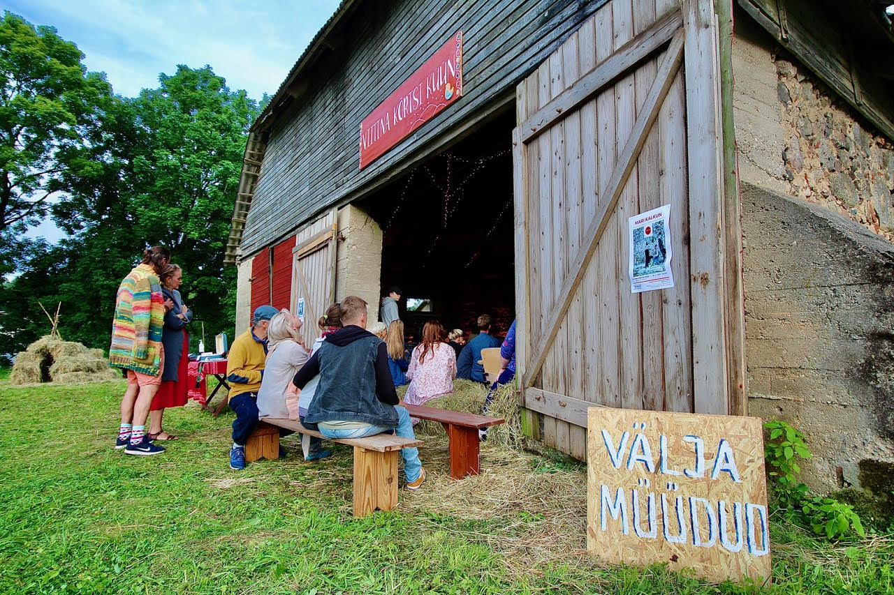 Kurvastama pidid need, kes lootsid piletit osta enne kontserti, sest kontsert oli välja müüdud. Jäi üle kuulata Mari Kalkunit värskelt sildi saanud Viitina kõrtsi küüni ees. Kõrvalolev parkla oli autosid täis ning pargiti ka maantee äärde. Kalev Annom