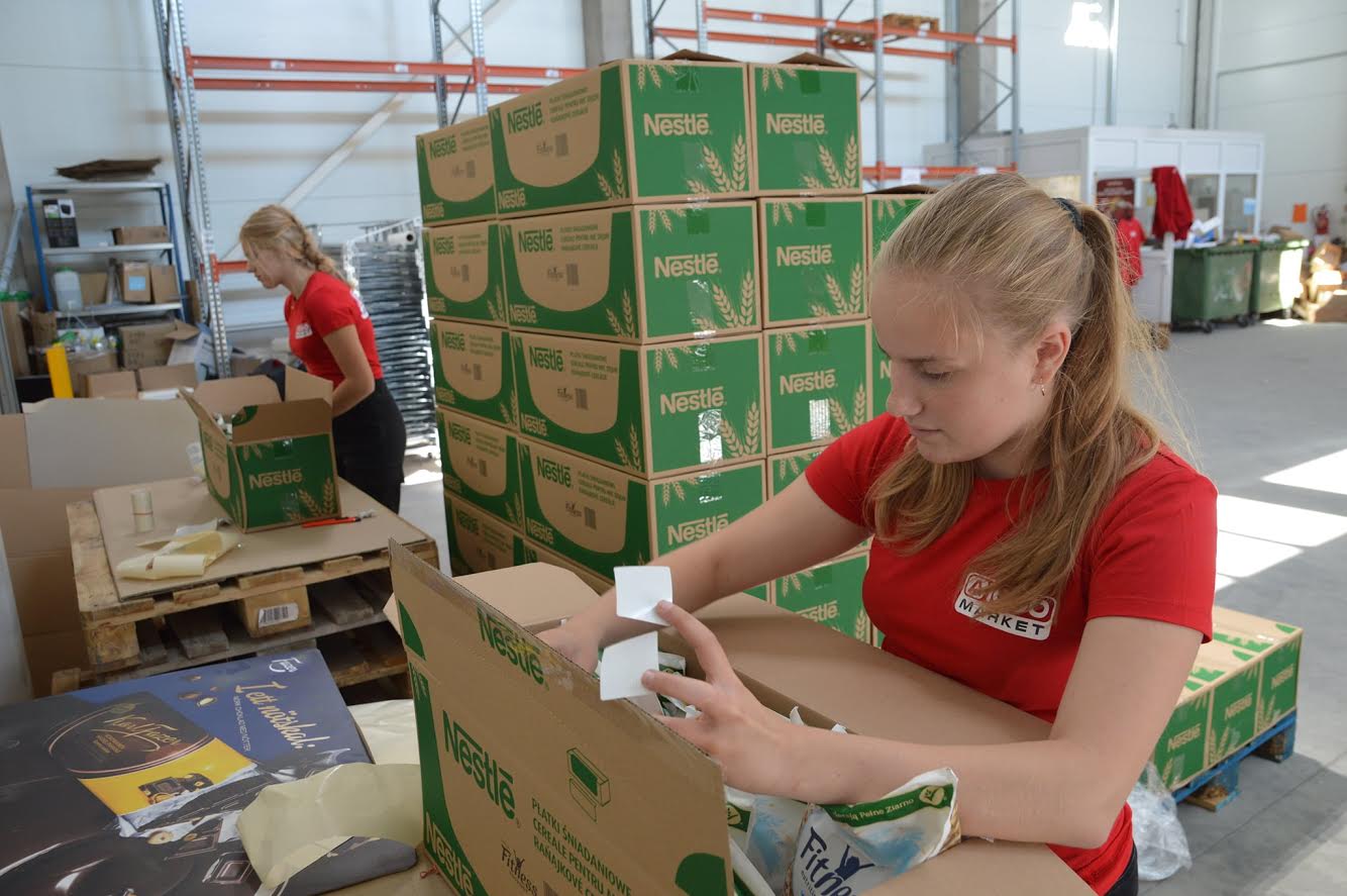 Üheks malevanoorte tööülesandeks on A1000 Marketis näiteks tooteetikettide kleepimine. Foto: ERAKOGU