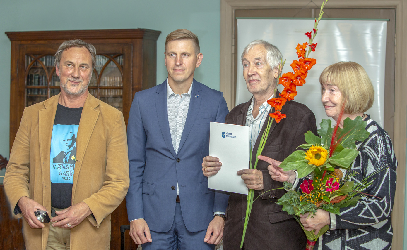 Kangro preemia võttis kirjanik Jaan Kaplinski isiklikult Kreutzwaldi muuseumis vastu. Rahalise preemiaga kaasneb SA Võrumaa Arenduskeskuse poolt tänukiri ja kingituseks kirjandusklassiku seni avaldamata luuletustest kokku pandud kogumik „Põues on palanguid, põskedel õhtuse paitus”, mis Kangro päeval esmakordselt ette kanti. Fotol vasakult Looming peatoimetaja Janika Kronberg, SA Võrumaa Arenduskeskuse juhatuse liige Tiit Toots, kirjanik Jaan Kaplinski ja tema abikaasa Tiia Toomet. FOTOD: Aigar Nagel
