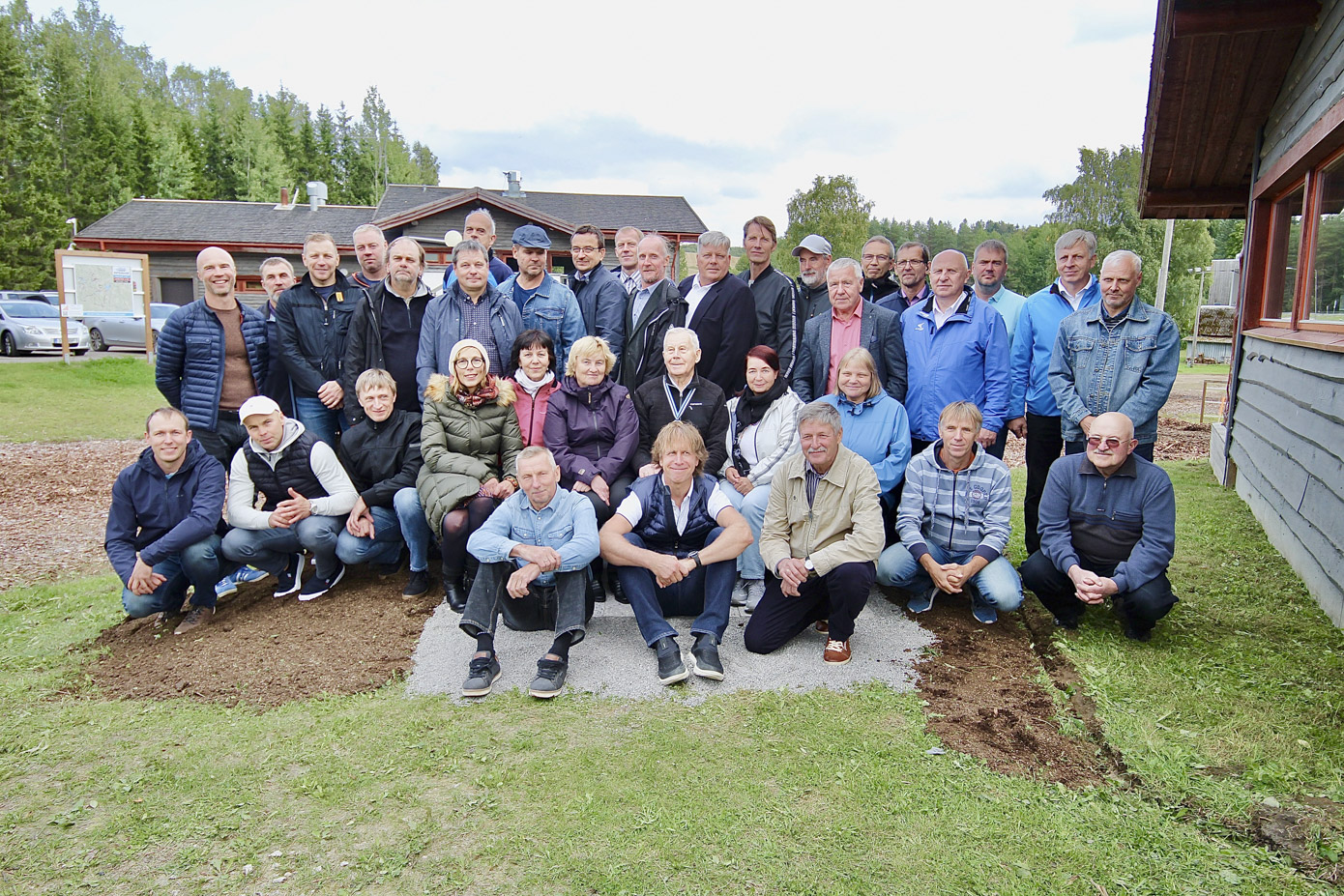 Kuulus treener oma kuulsate õpilastega laupäeval, 12. septembril Haanjas oma pingil, mis ei paista väljagi ja mida tasub spetsiaalselt vaatama minna. Pildil esireas (vasakult) Endel Talv, Anti Joonas (Antsu poeg), Agu Palo, Ülo Kuljus, Peeter Ruuda. Teises reas vasakult: Uku Vislapuu, Romand Kiisk, Janno Prants, Iivi Tähe, Eve Jurask, Marian Hanvere, Ants Joonas, Aili Tamm, Helve Luht. Tagumises reas vasakult: Indrek Klampe, Ardi Paur, Heiki Kanistik, Aivo Udras, Peeter Hillep, Hillar Zahkna, Margus Kaur, Toomas Kivila, Vahur Külm, Jaanus Kikkas, Margus Kikkas, Mati Luht, Urmas Vijar, Aivar Lai, Kalev Vähi, Kalev Joonas, Üllar Tähe, Georg Ruuda, Janek Mustmaa, Raul Tohv, Aavo Pettai. Kuusepuust pingi kujundas endine võrulane Tõnu Sikk ja valmistas Võru firma Hanson Mööbel. FOTOD: Kalev Annom
