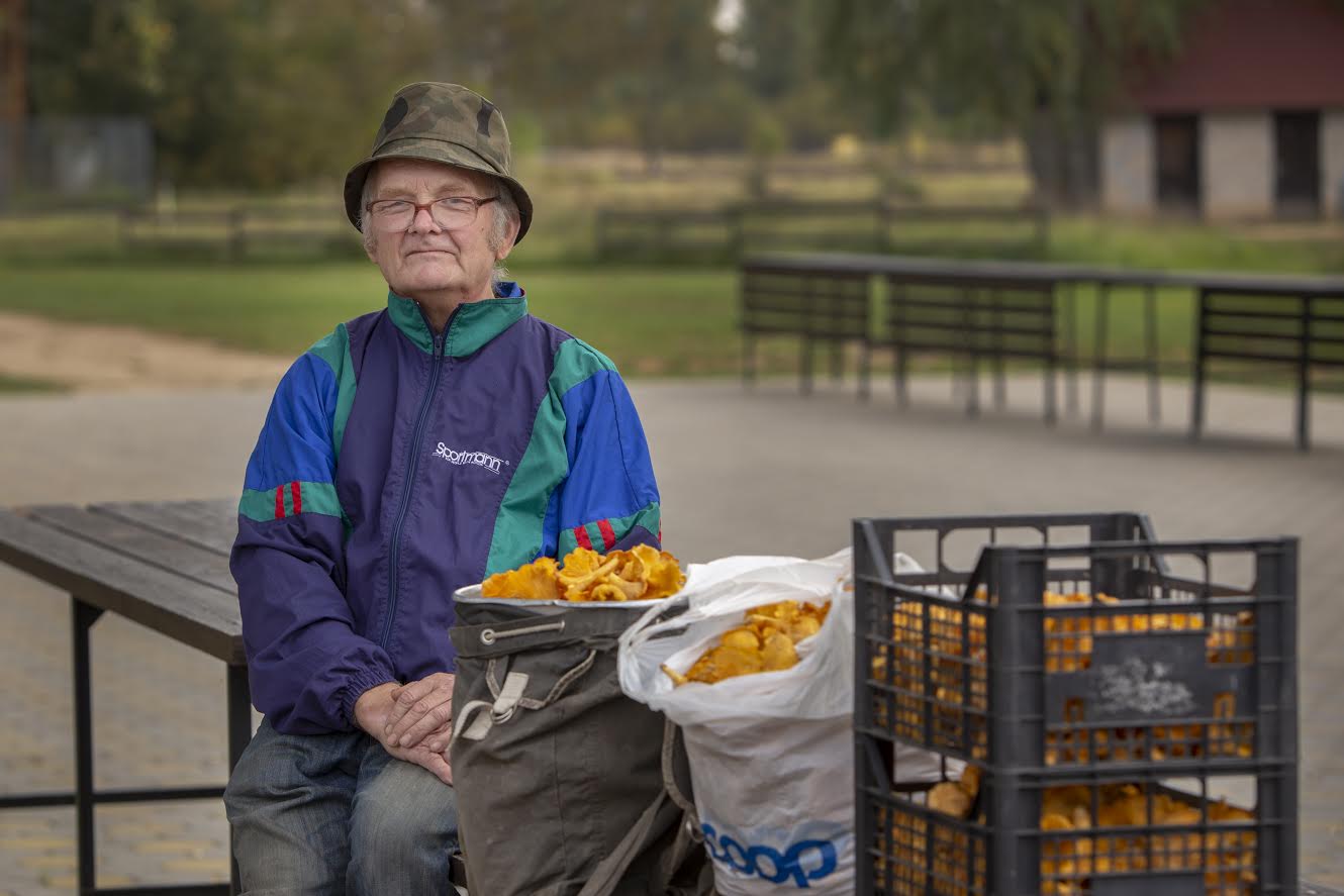 Kalev Reilik koos suurte ja lihavate kukeseentega, mida kokku umbes 15 kilo jagu. Foto: AIGAR NAGEL