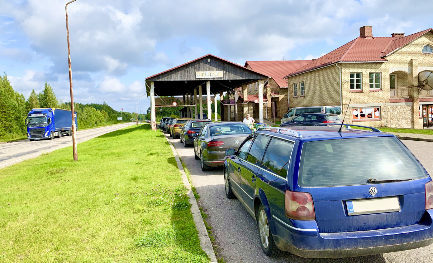 Hirm piiride sulgemise ees pani rahva ostma. Möödunud reede keskpäeval Murati– Veclaicene piiripunktis oli auto autos kinni. Fotod: KALEV ANNOM