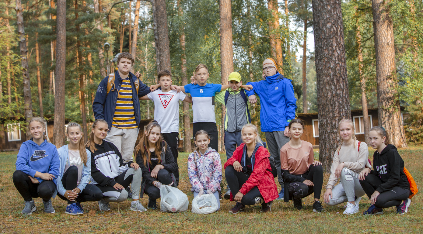 Võru Kreutzwaldi kooli 7b klassi õpilased alustasid spordija koristuspäevaga kolmapäeva hommikul kell 8.30. Poolteist tundi hiljem oli neil korjatud kokku mitu kotitäit pisiprügi Võru linna tänavatelt, nende hulgas paar kilekotitäit suitsukonisid. Kõikidele õpilastele olid koristamise ajaks kätte antud ka kilekindad. Osa kotte viisid noored enne pildistamist juba koolimaja trepile, kuhu need kokku koguti. Foto: AIGAR NAGEL