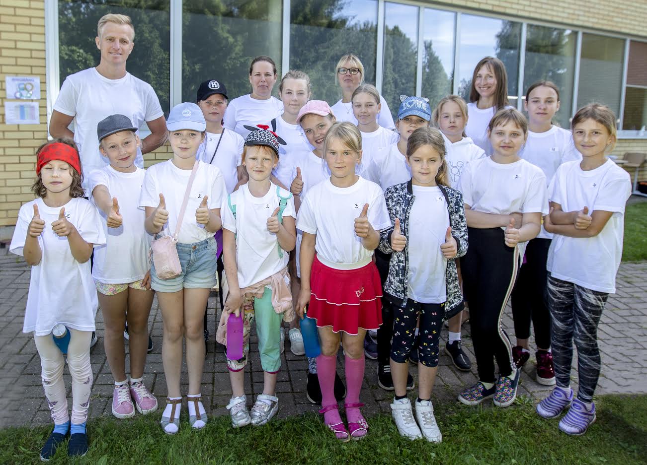 18. augustil peeti Põlva koolis tehnoloogialaagrit, kus osalejaid nii Tartust, Rosmalt kui ka Kanepist. Fotol kahe rühma lapsed ning juhendajad Siim Kotka, Gerda Sillaste, Terje Ertel ja Katrin Kask. Foto: AIGAR NAGEL